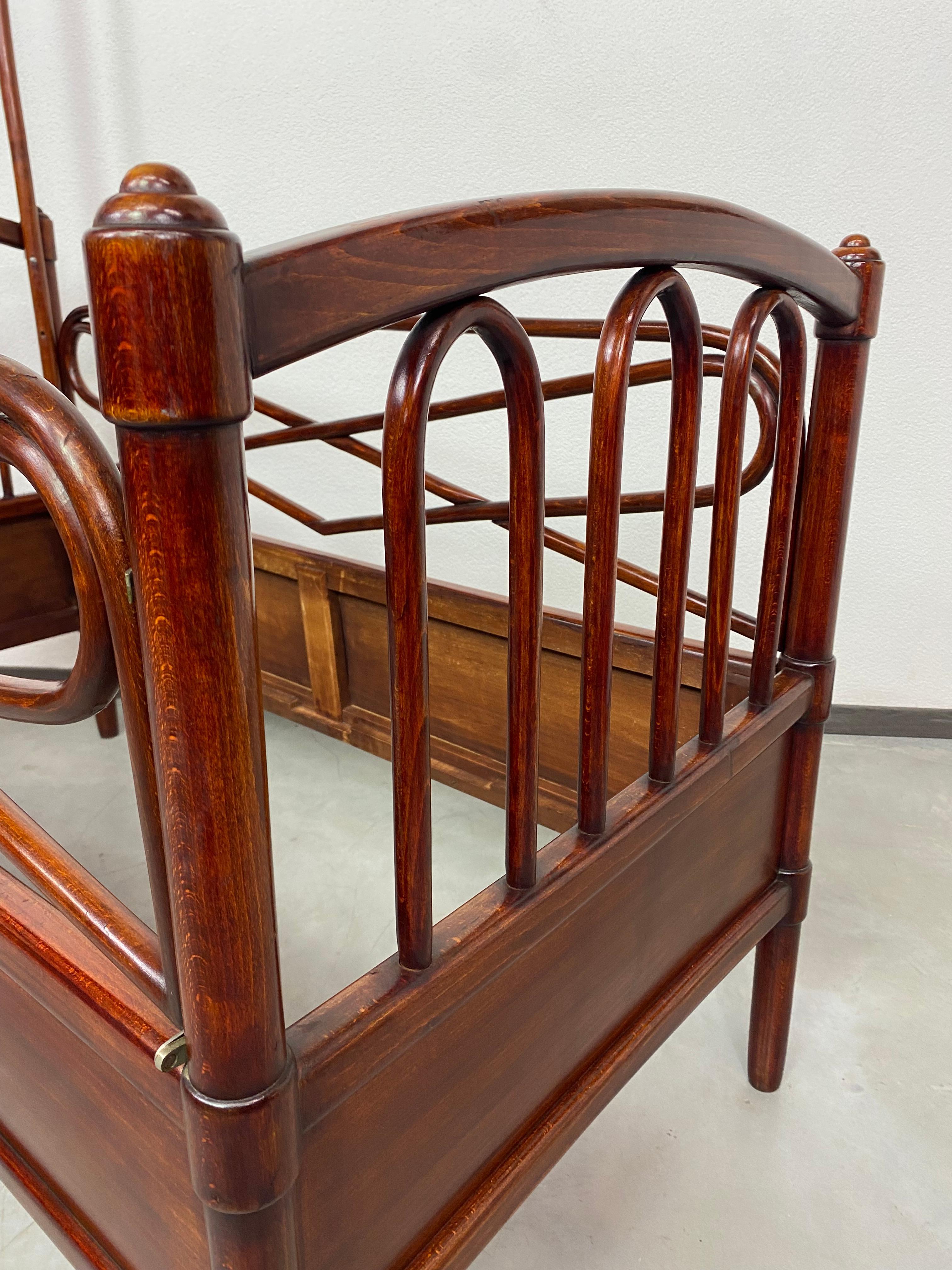 Bentwood bed no.5 for children circa 1890 For Sale 1