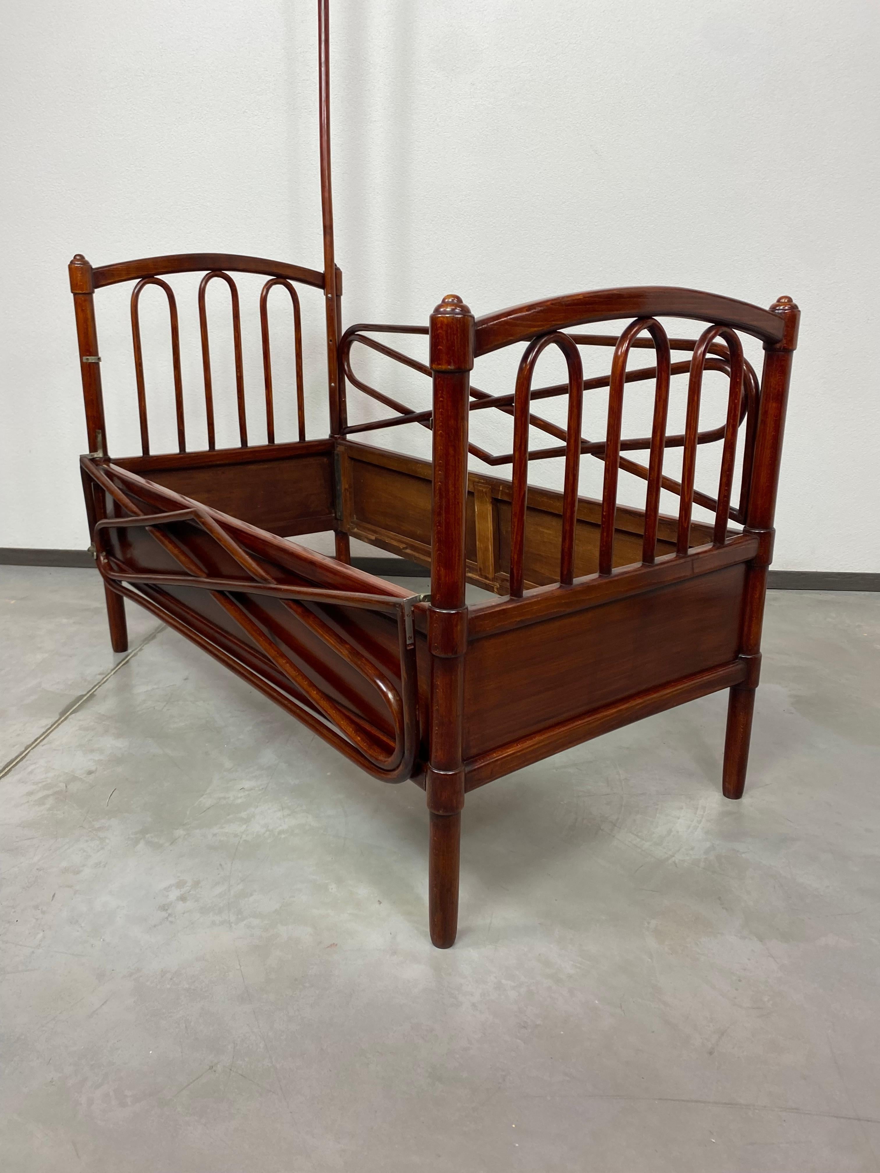Bentwood bed no.5 for children circa 1890 For Sale 2