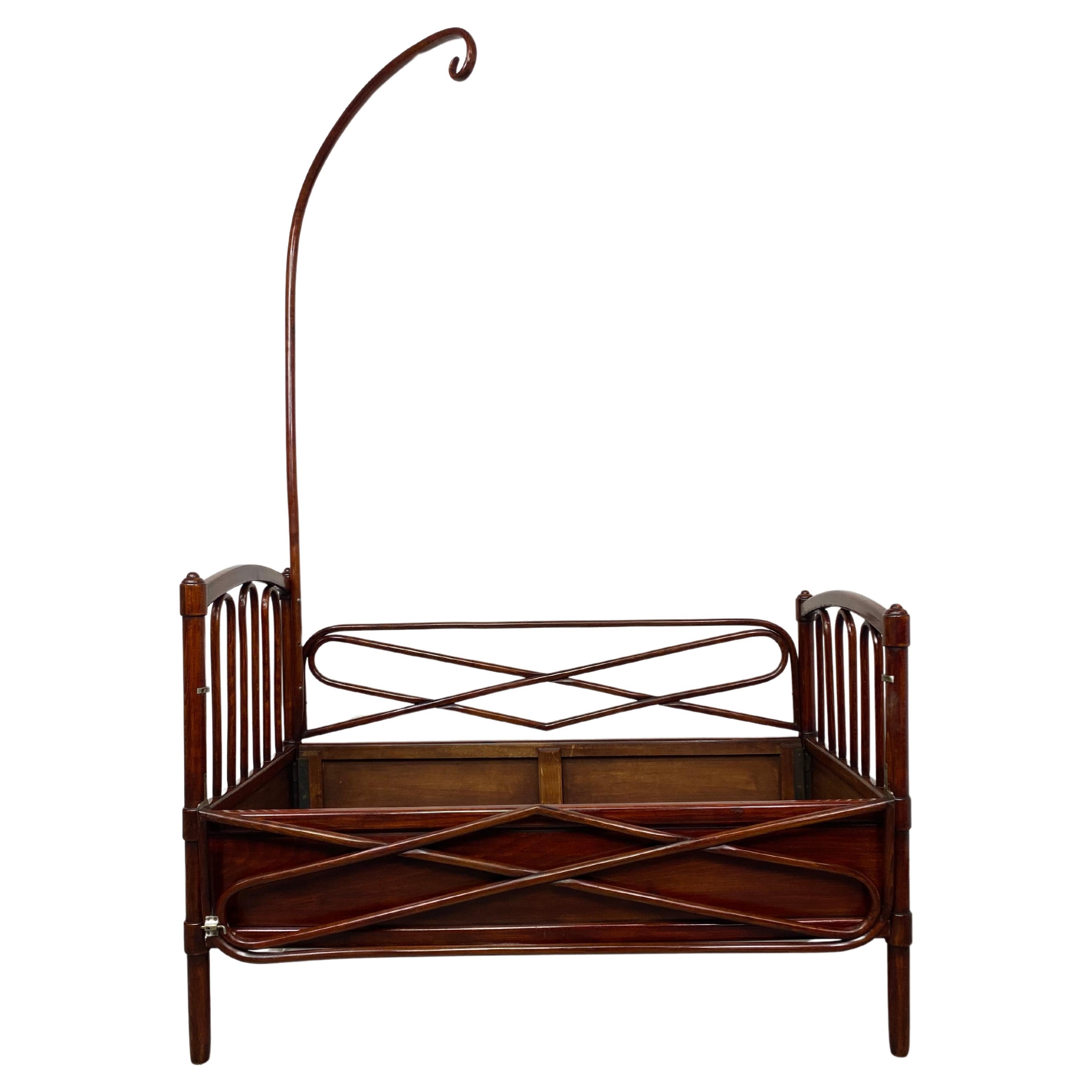 Bentwood bed no.5 for children circa 1890 For Sale