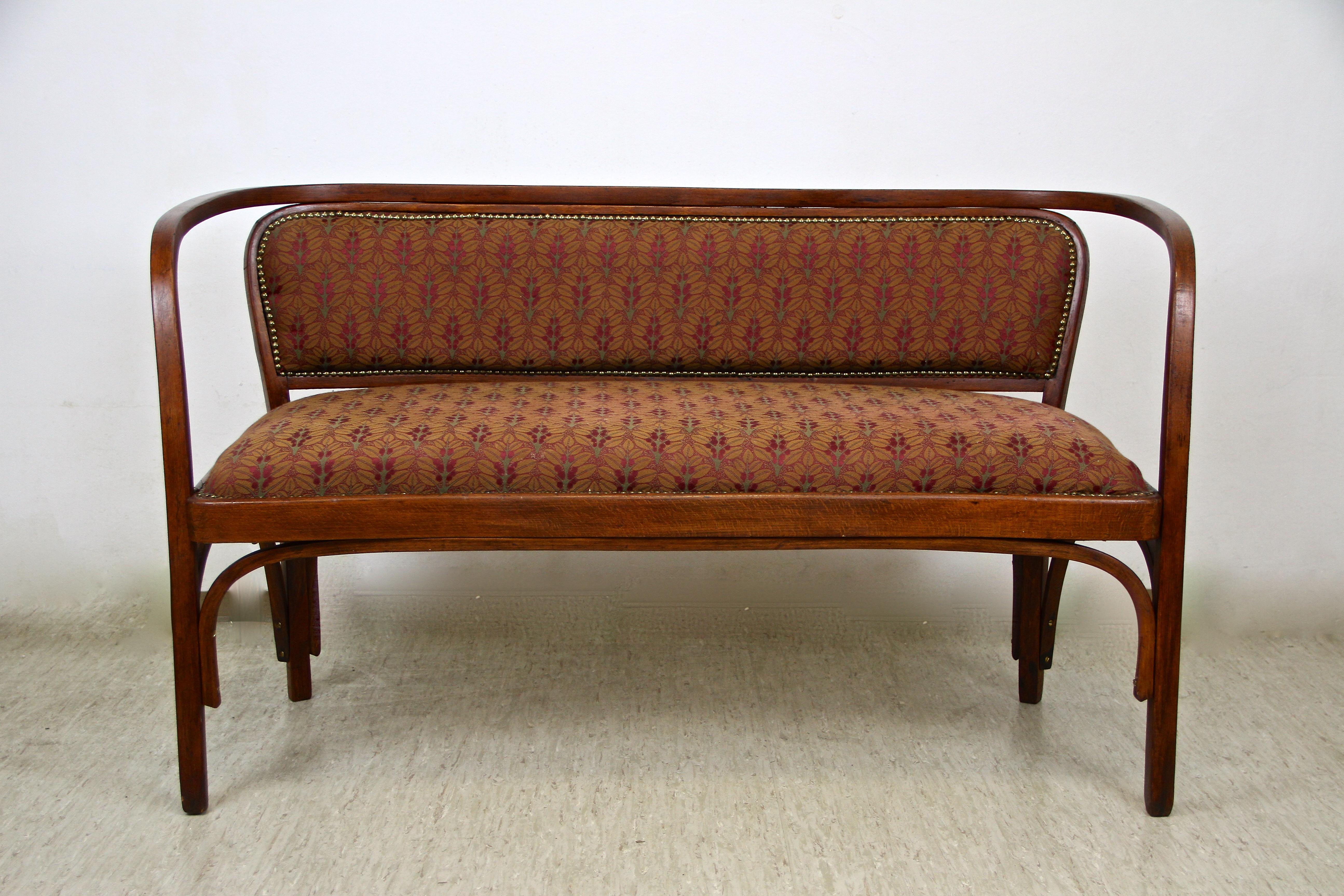 Remarkable bentwood bench made by the renown company of Jacob & Josef Kohn in Vienna or Austria, circa 1905. The timeless shaped curves comes from the pen of famous Austrian designer Gustav Siegel, a student of Josef Hoffmann. The bentwood was