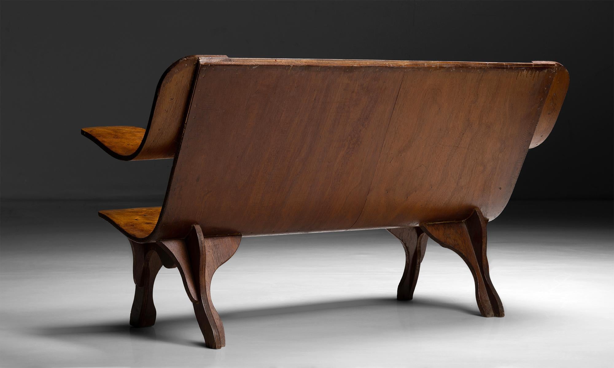 Banc en bois courbé, Angleterre, vers 1930 Bon état - En vente à Culver City, CA