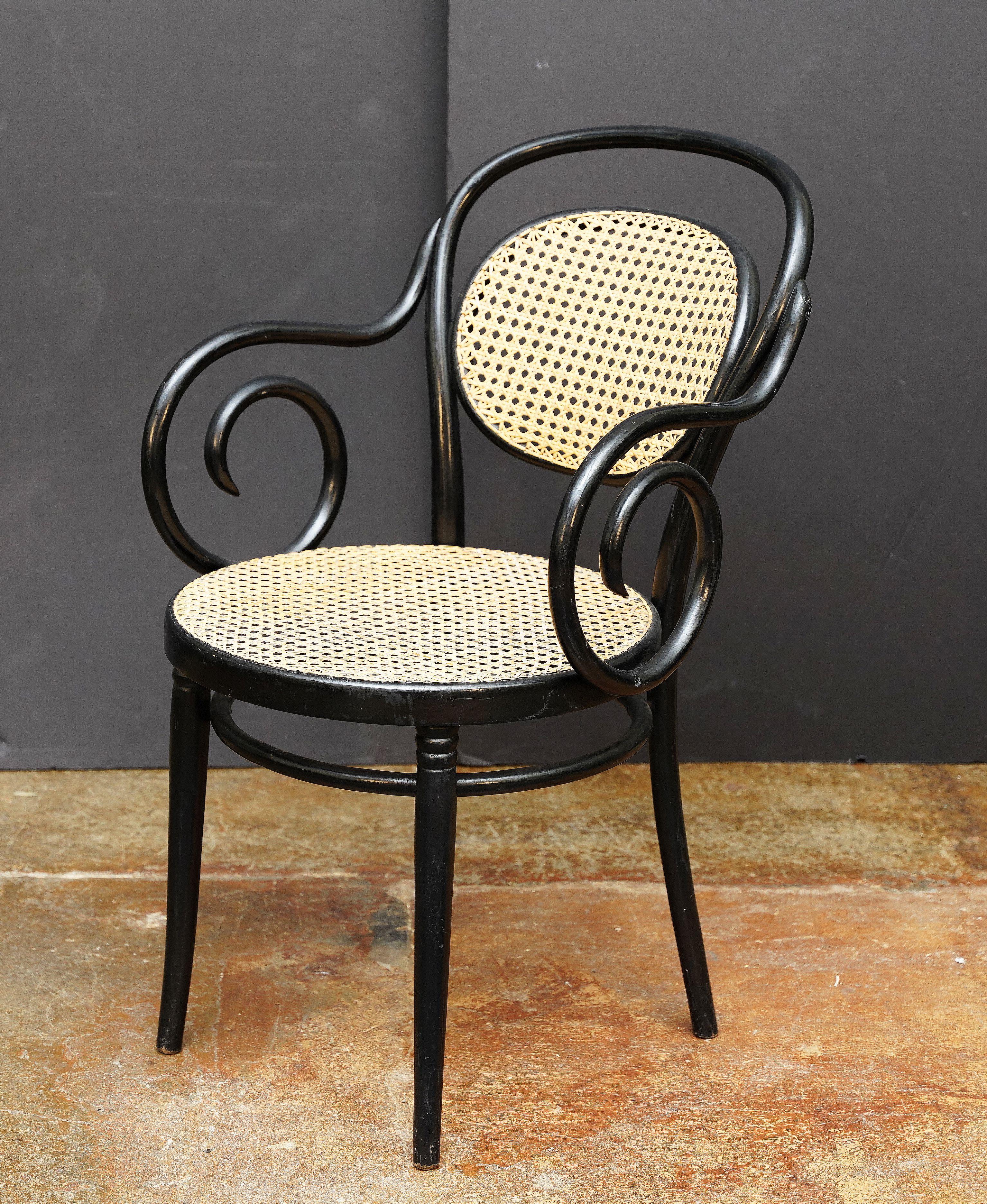 Fauteuil en bois courbé noir avec assise et dossier cannés d'Italie (Deux Disponibles) en vente 3