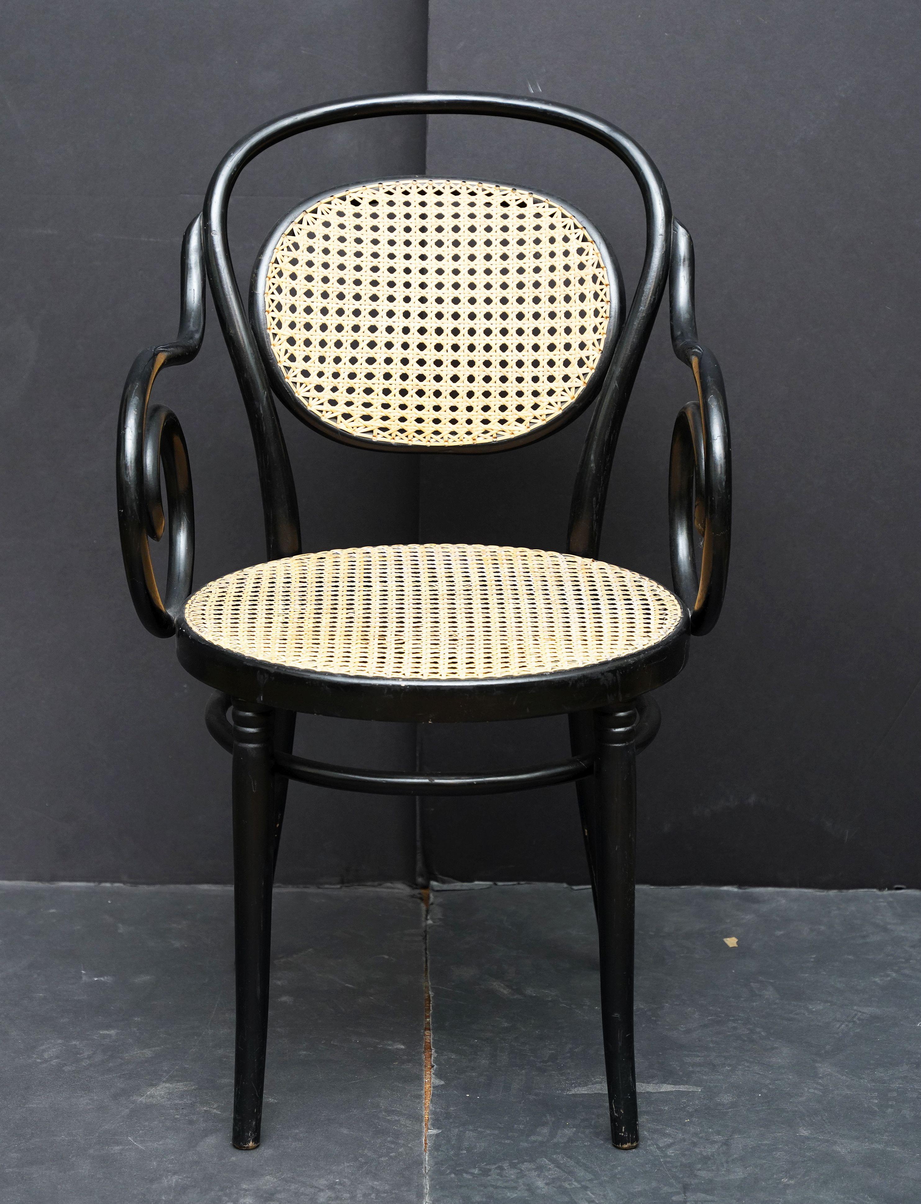 Fauteuil en bois courbé noir avec assise et dossier cannés d'Italie (Deux Disponibles) en vente 6