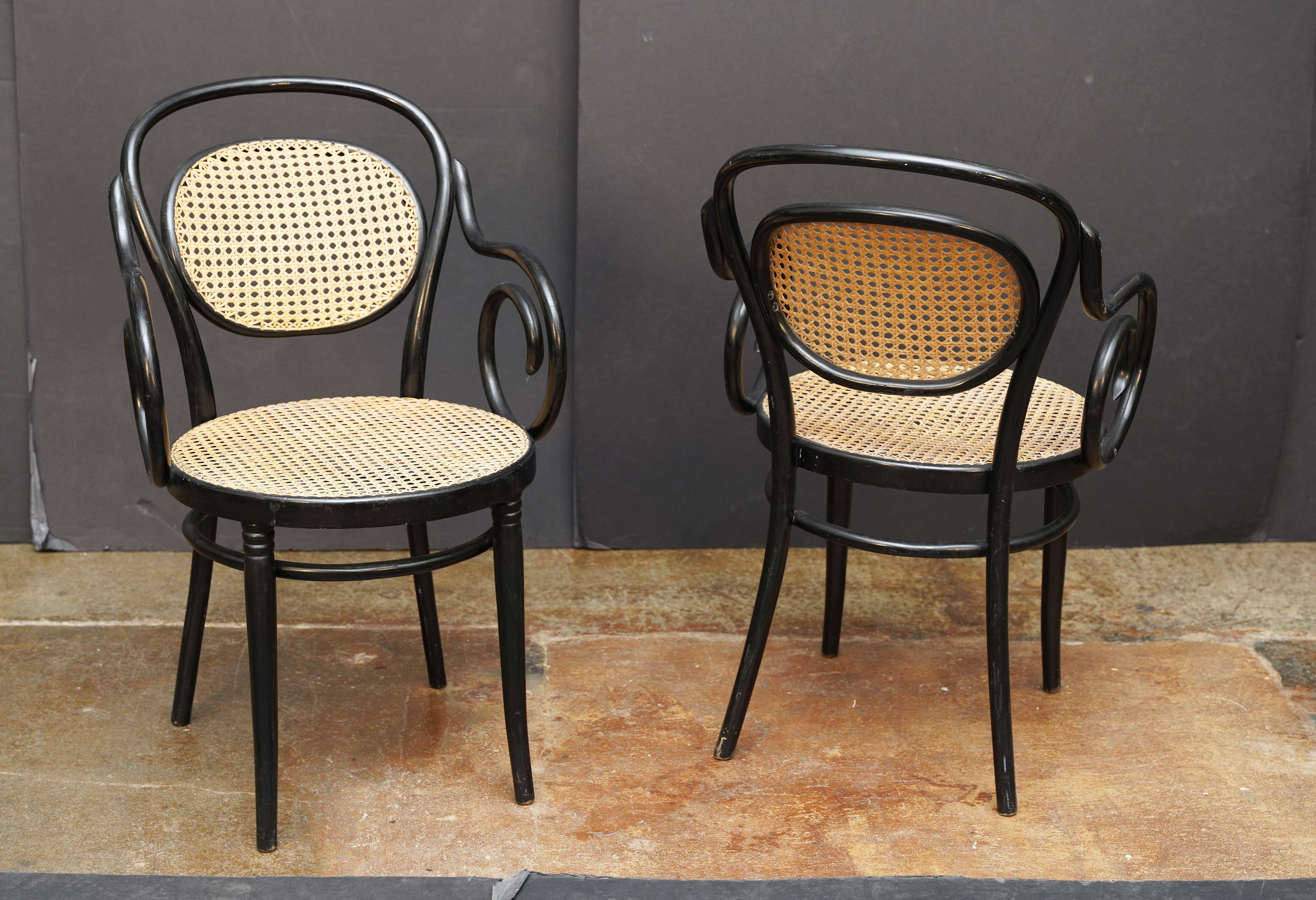 italien Fauteuil en bois courbé noir avec assise et dossier cannés d'Italie (Deux Disponibles) en vente