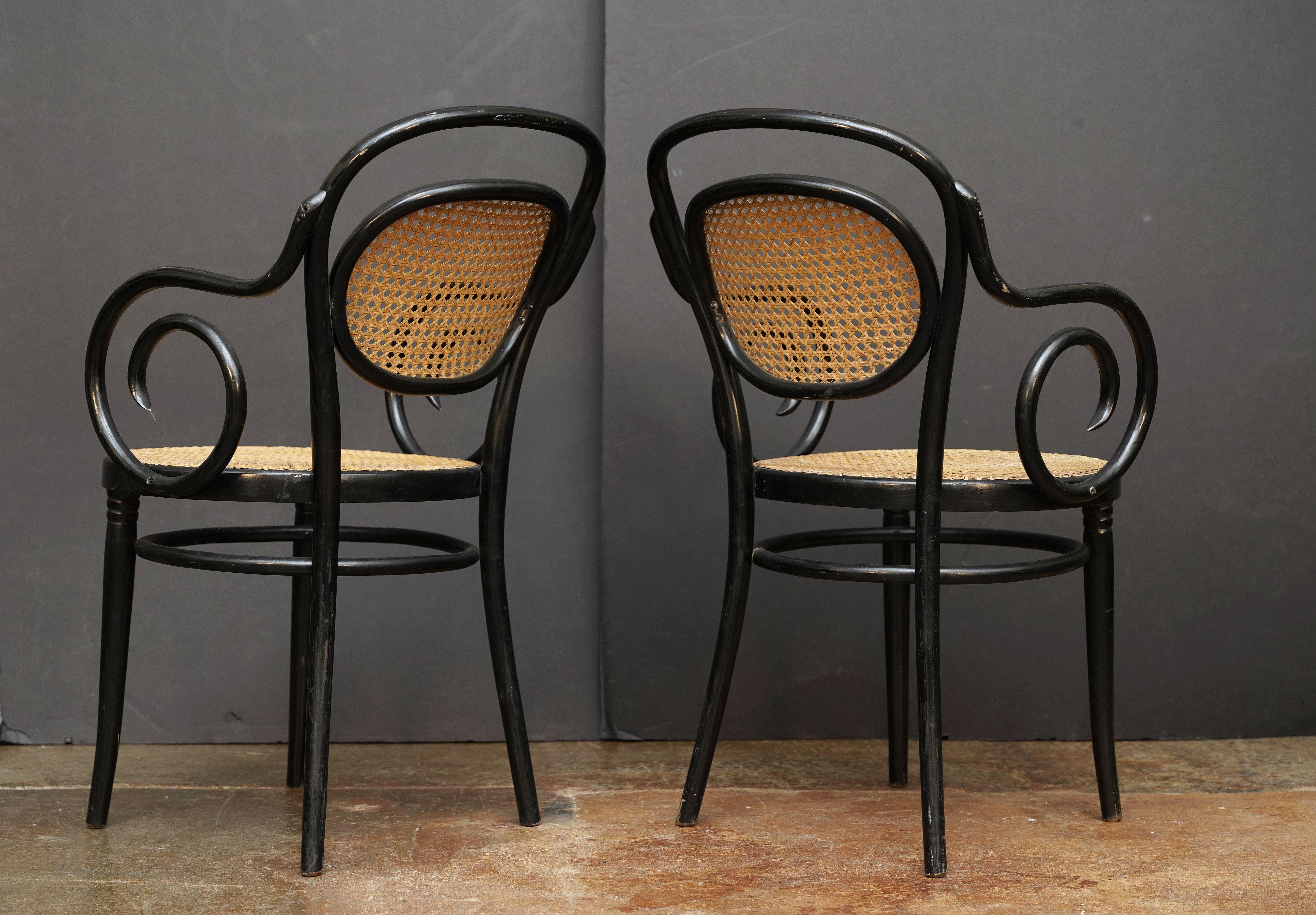 Laqué Fauteuil en bois courbé noir avec assise et dossier cannés d'Italie (Deux Disponibles) en vente