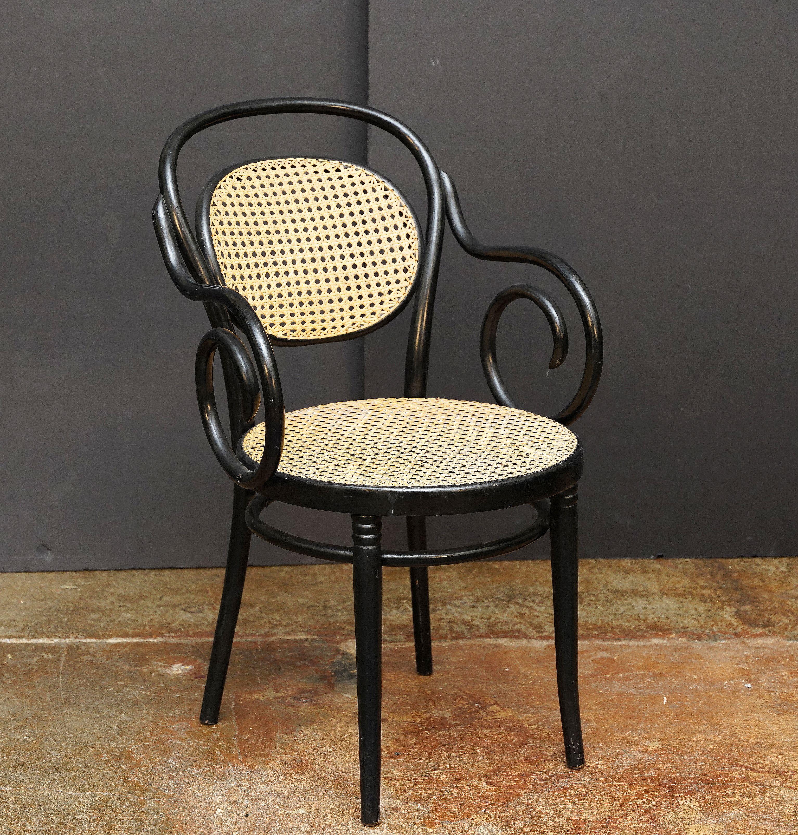 Fauteuil en bois courbé noir avec assise et dossier cannés d'Italie (Deux Disponibles) Bon état - En vente à Austin, TX