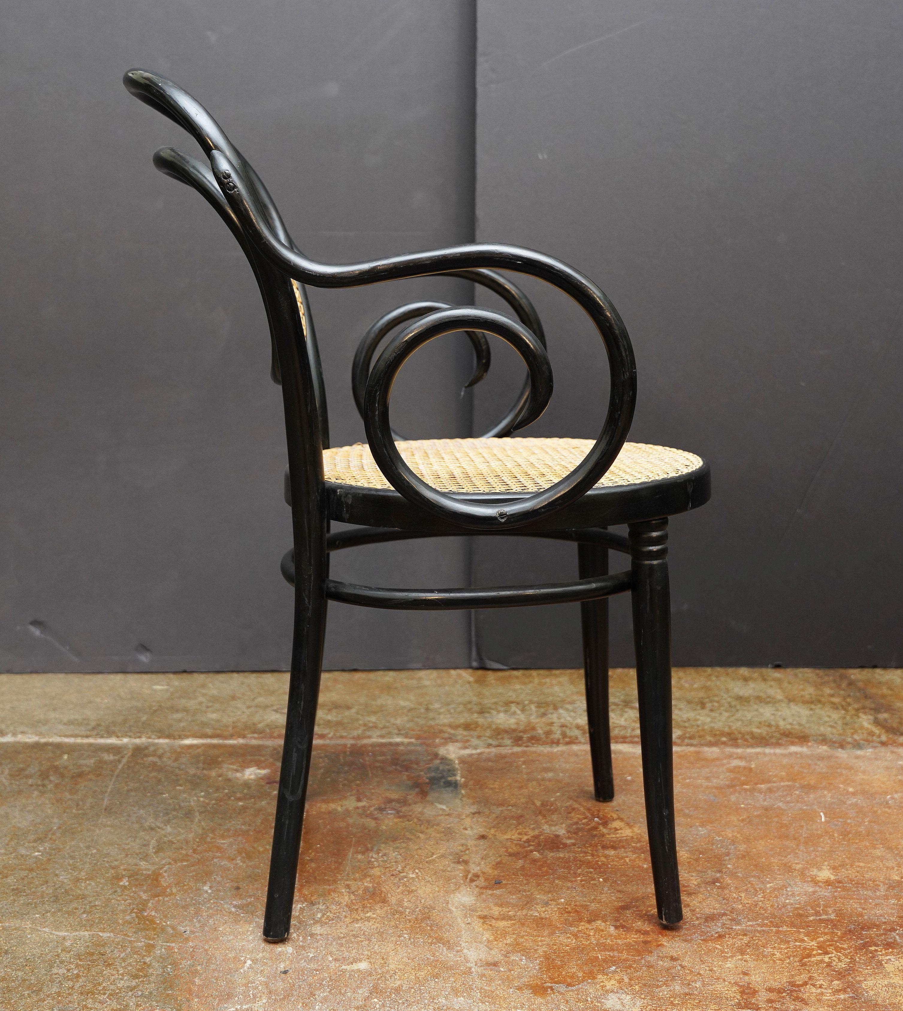 Rotin Fauteuil en bois courbé noir avec assise et dossier cannés d'Italie (Deux Disponibles) en vente