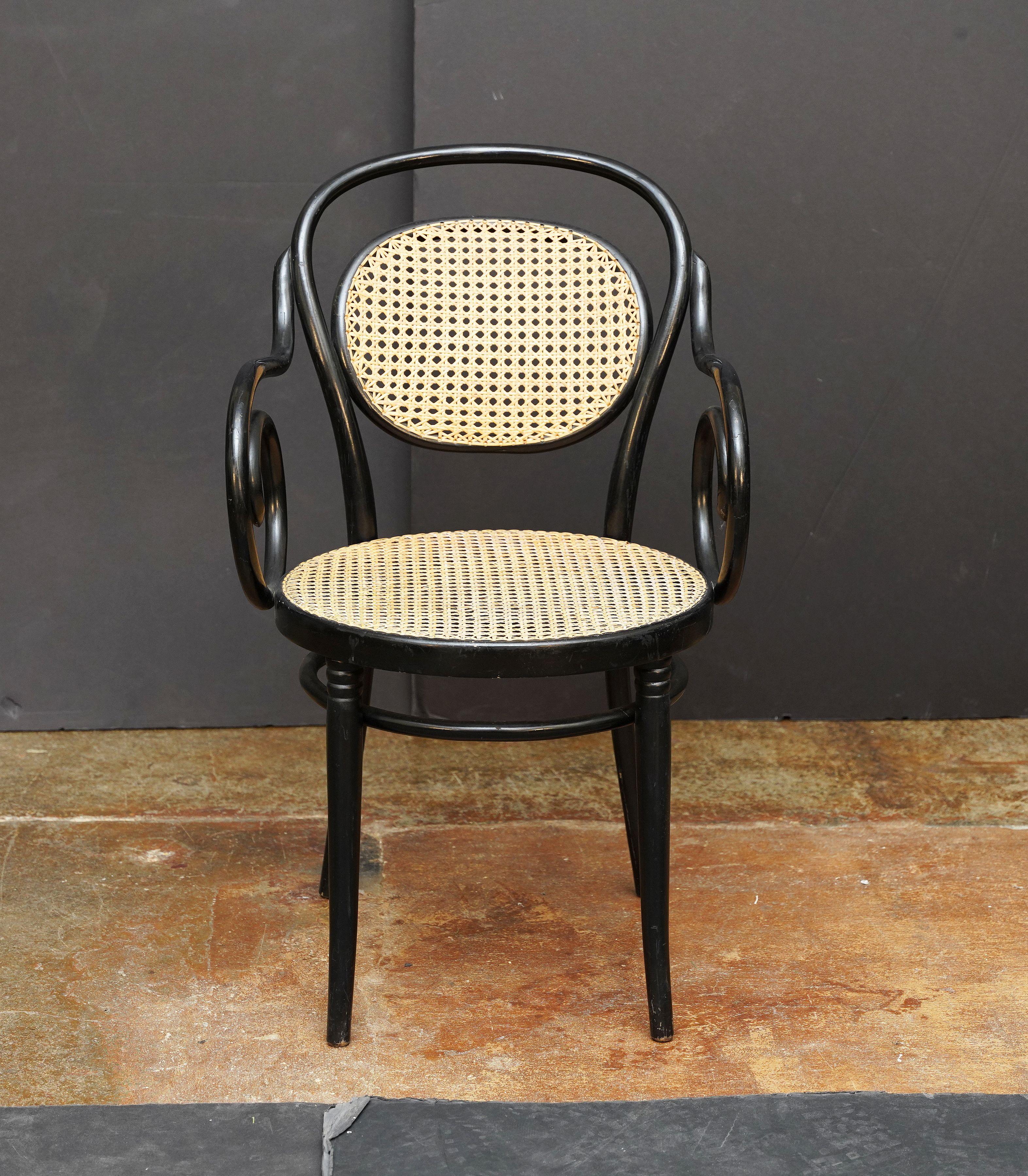 Fauteuil en bois courbé noir avec assise et dossier cannés d'Italie (Deux Disponibles) en vente 1