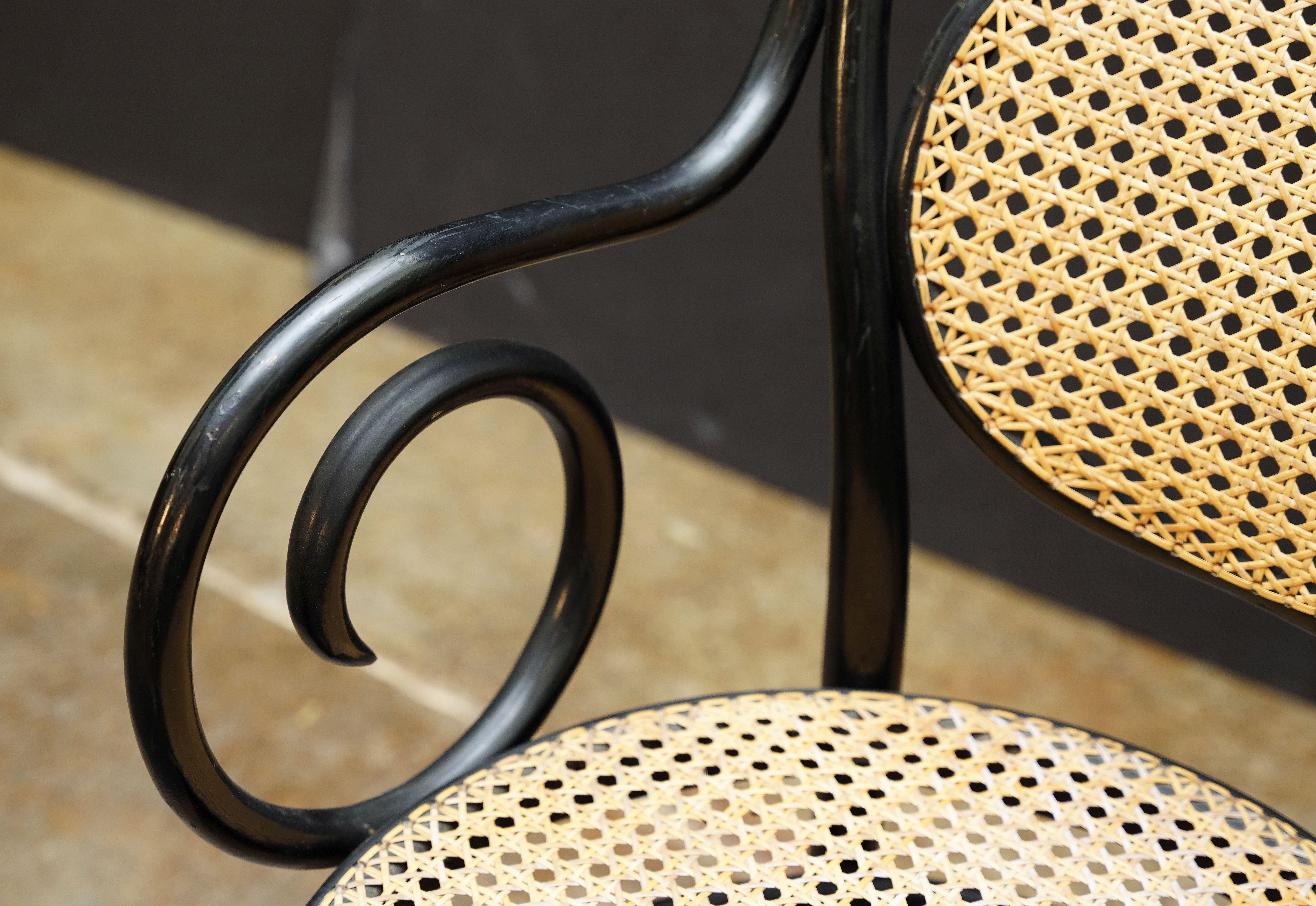 Fauteuil en bois courbé noir avec assise et dossier cannés d'Italie (Deux Disponibles) en vente 2