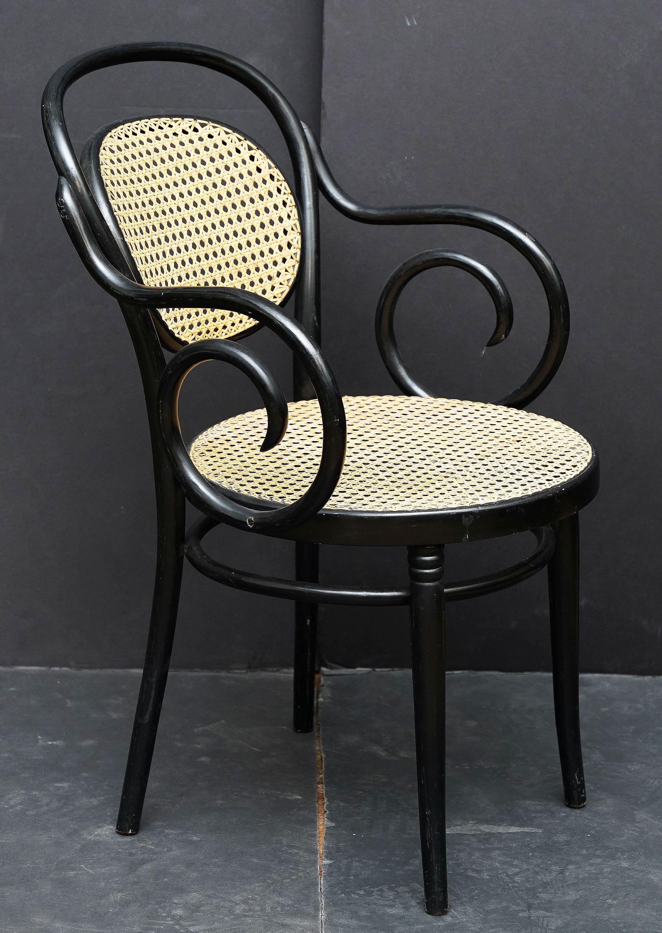 Silla Negra de Madera curvada con Asiento y Respaldo de Caña de Italia (Dos Disponibles) en venta 6
