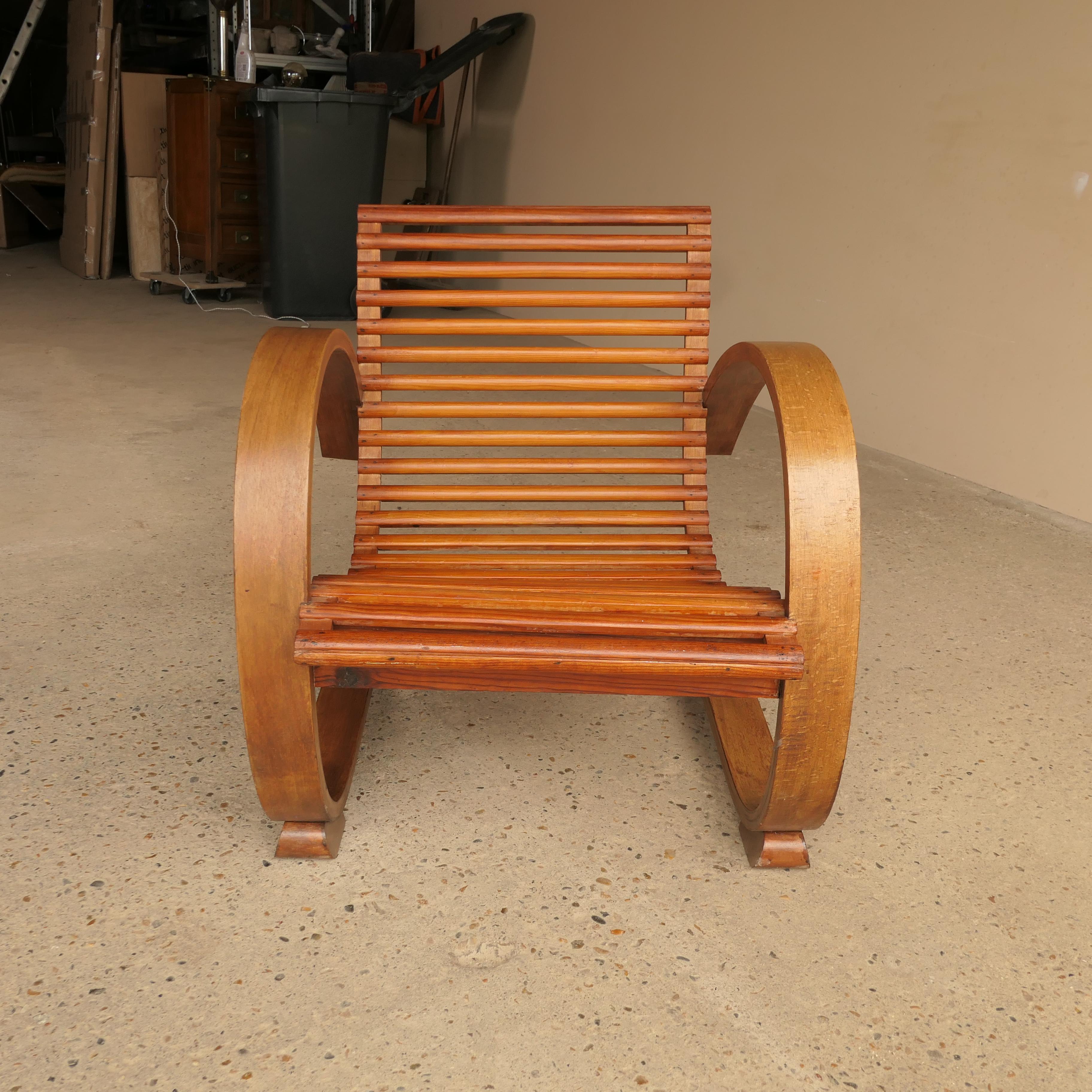 Elegant fauteuil en bois courbé de style Art Déco français, dans le style d'Audoux Minet, datant des années 1940. Fabriquée de manière experte en chêne massif, cette chaise de salon sculpturale présente de gracieux accoudoirs incurvés ainsi qu'une