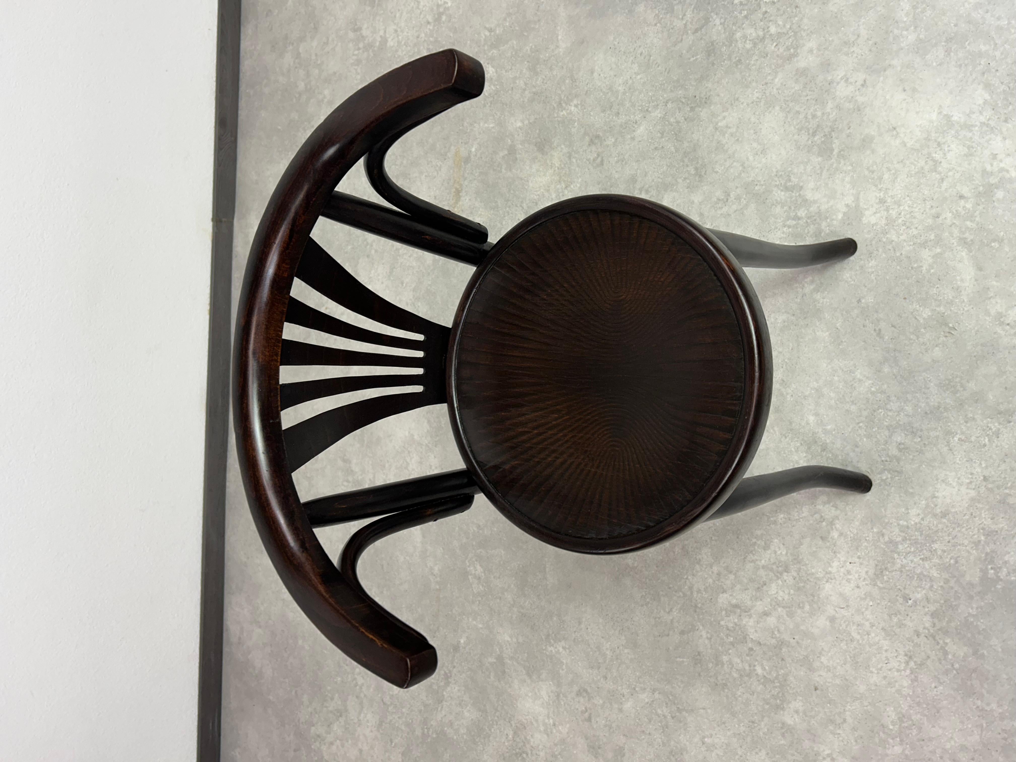Silla de madera curvada de Thonet. Teñido y repulido profesional.

