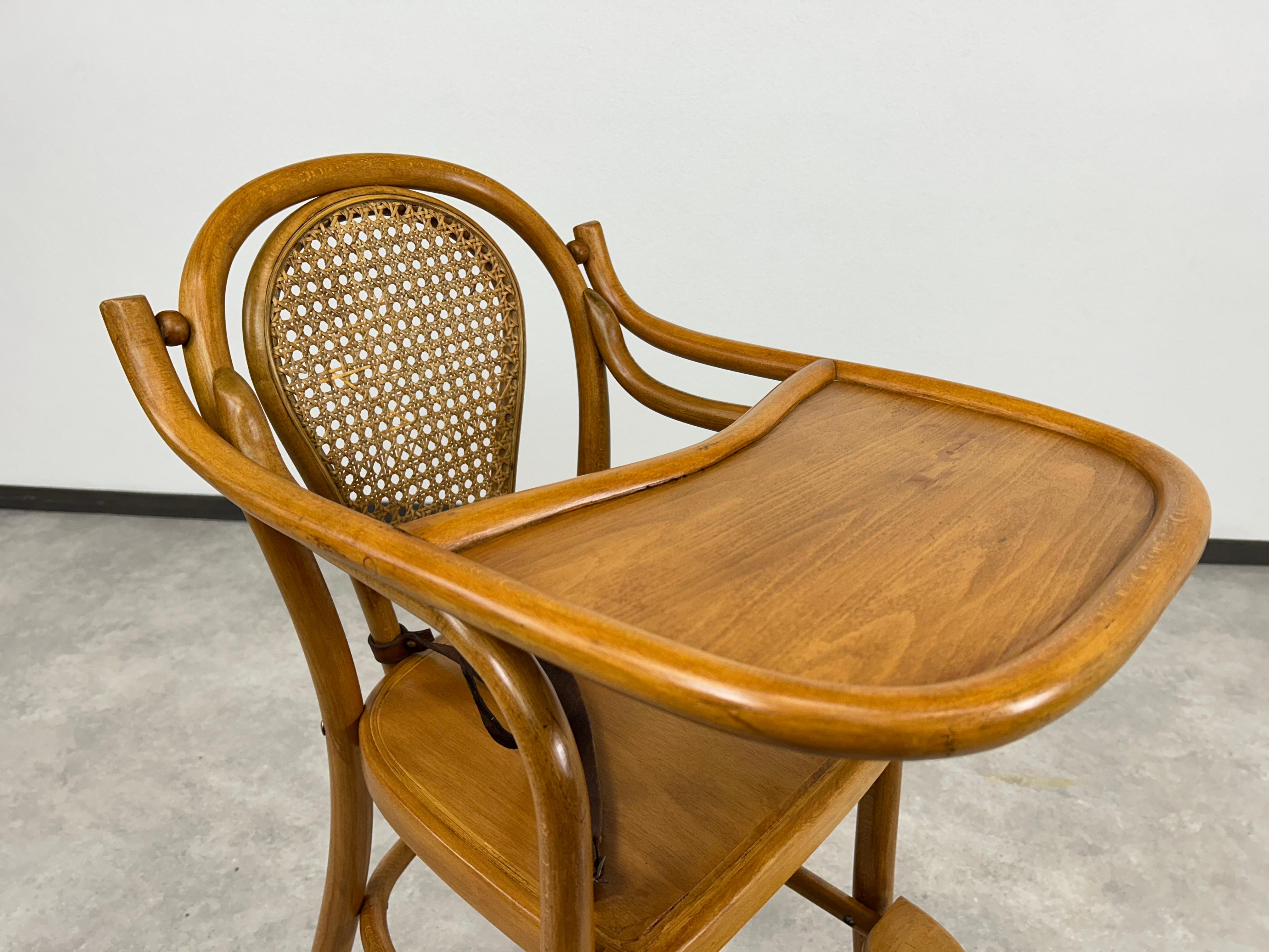 Début du 20ème siècle Chaise en bois courbé pour enfants par Pancota Vienna en vente