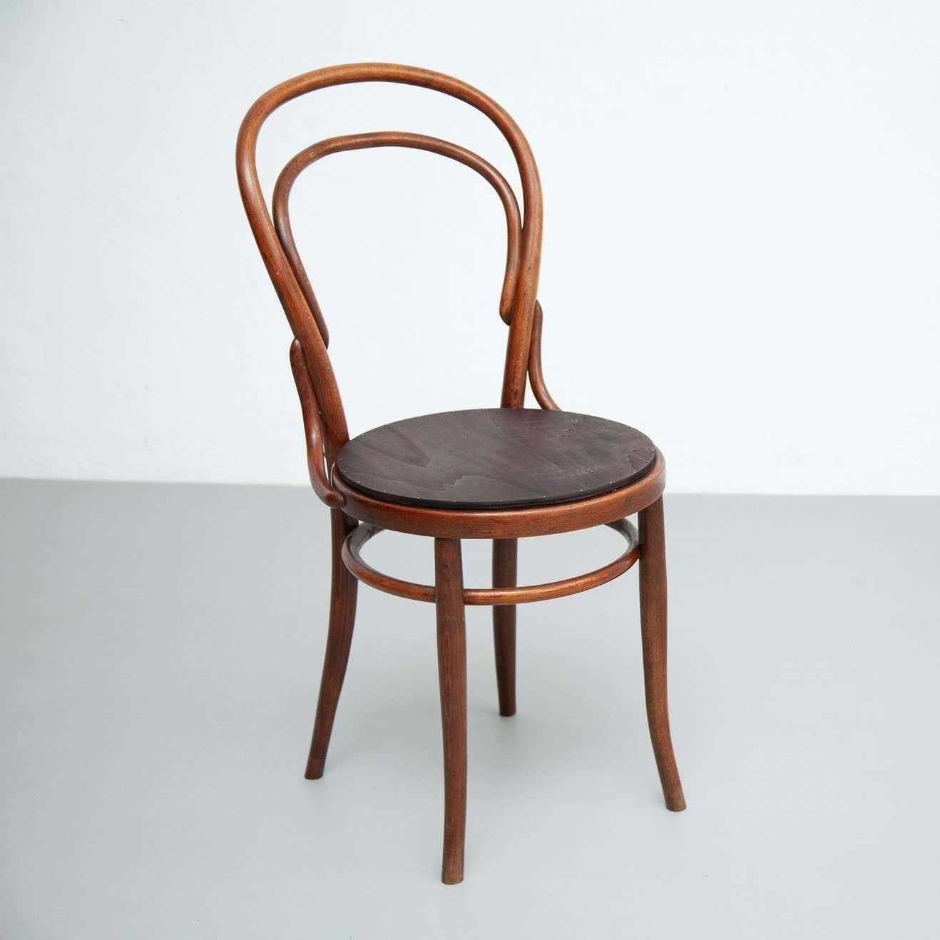 Bentwood Chair in the Style of Thonet – Austria, Circa 1930

This timeless bentwood chair, crafted in Austria circa 1930, showcases the classic design that has become synonymous with Thonet’s signature style. While the designer and manufacturer