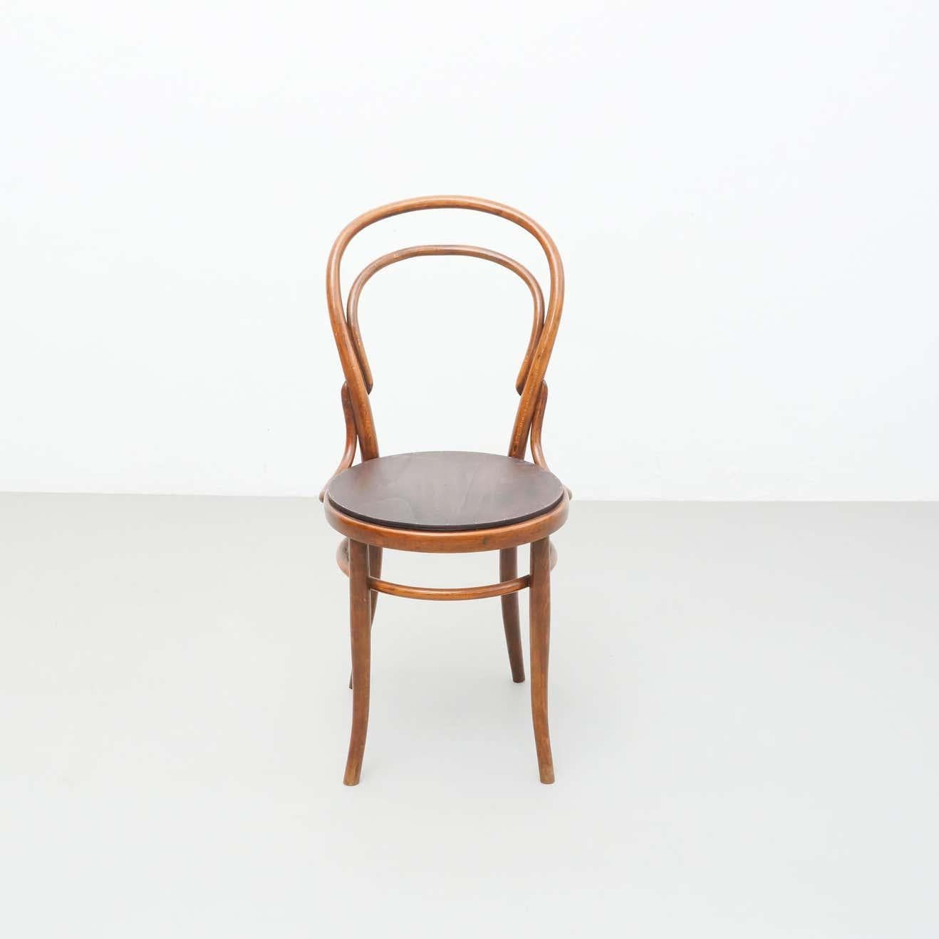 Chaise en bois courbé d'un designer et fabricant inconnu dans le style de Thonet.
Fabriqué en Autriche, vers 1930.

En état d'origine, avec une légère usure due à l'âge et à l'utilisation, préservant une belle patine.
Le siège en bois a été ajouté
