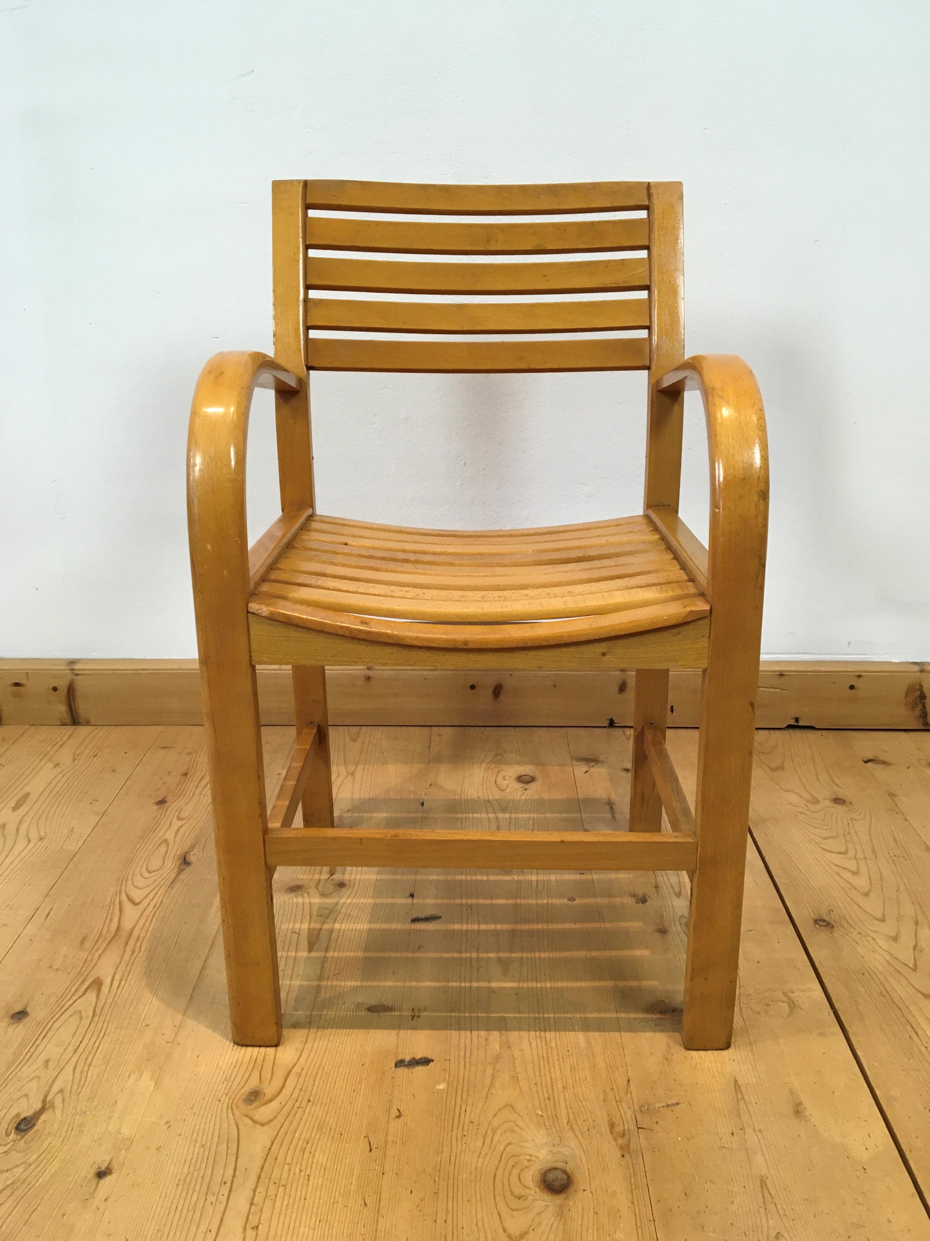 Fauteuil en bois courbé de Torck Belgium. 
Torck est connu comme fabricant de jouets et de meubles. 
C'est une belle chaise en forme avec des accoudoirs en bois courbé. 
Tampon - signé au dos par Torck ;

Cette chaise date d'environ 1950 -1960