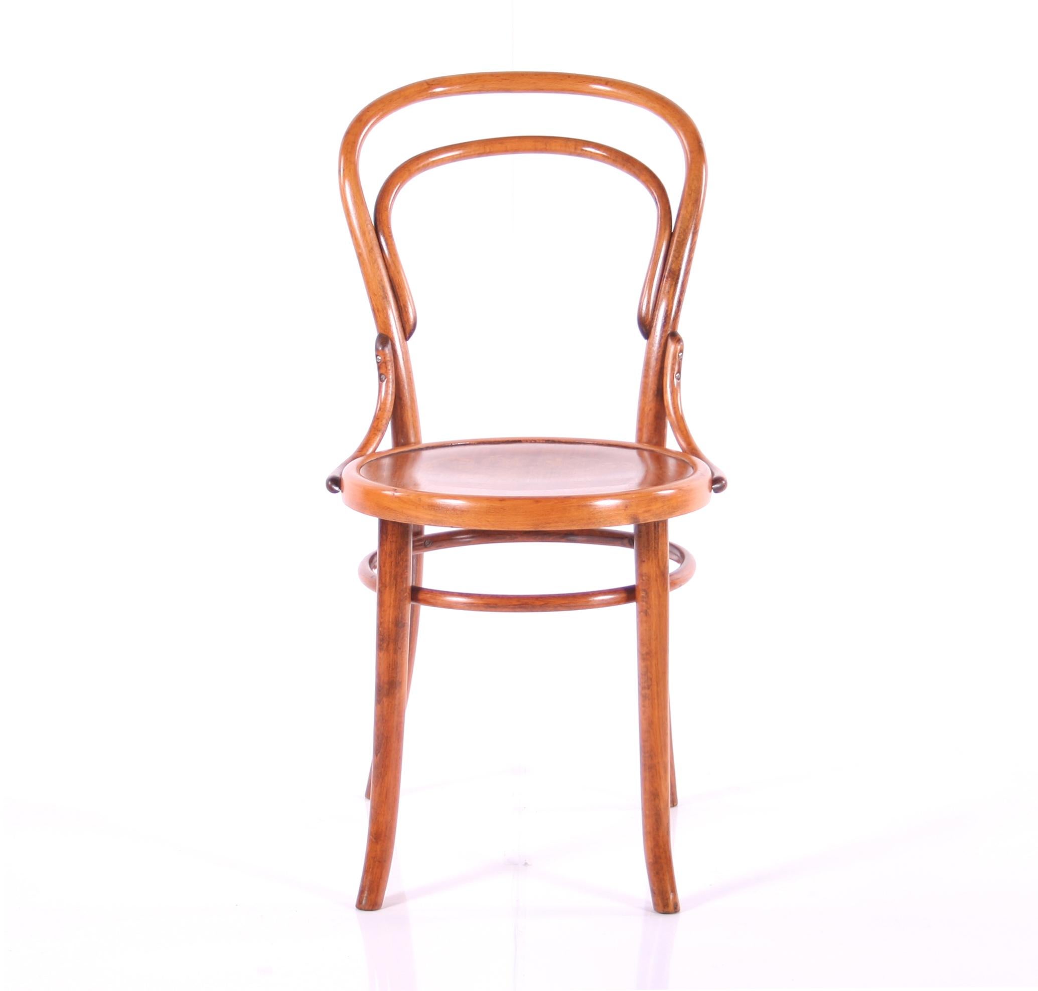 Classical Thonet No. 14, ie bent furniture. The chair is very visual. You will place it in the right time, and the story of your grandfather sitting on it will not wait long. Your father inherited her because his father was writing her thesis on