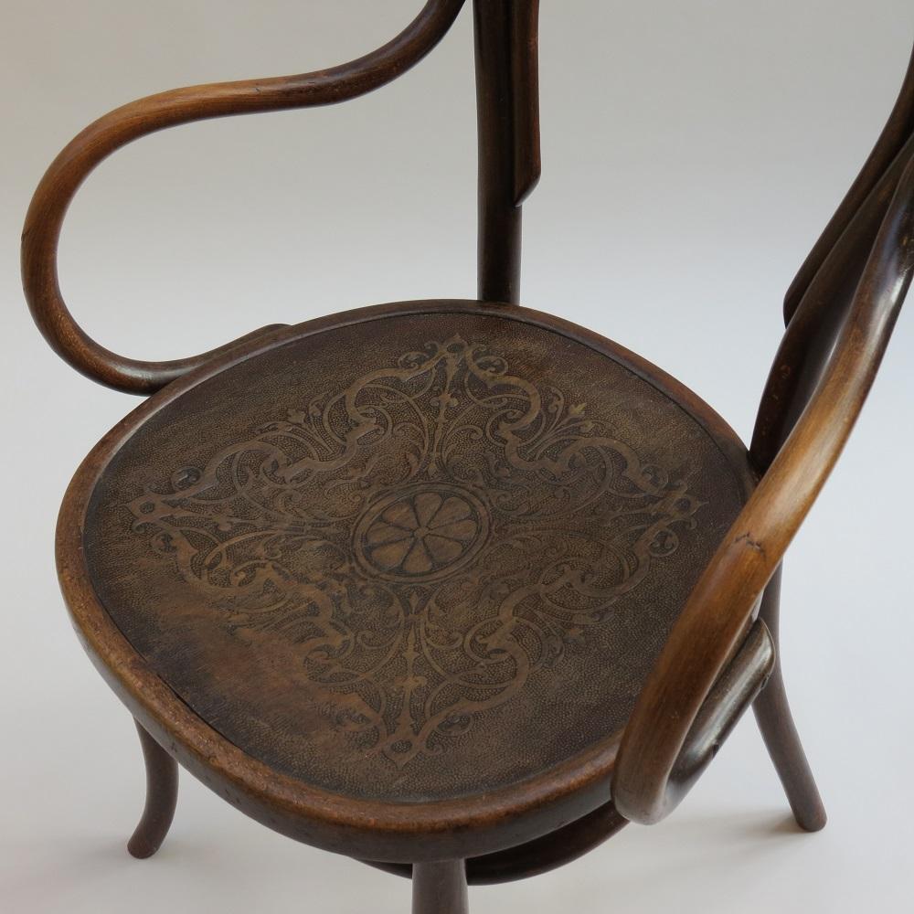 Fait à la machine Chaise en bois courbé avec accoudoirs Modèle n° 14 Chaise Art Nouveau Thonet Autriche 1890 en vente