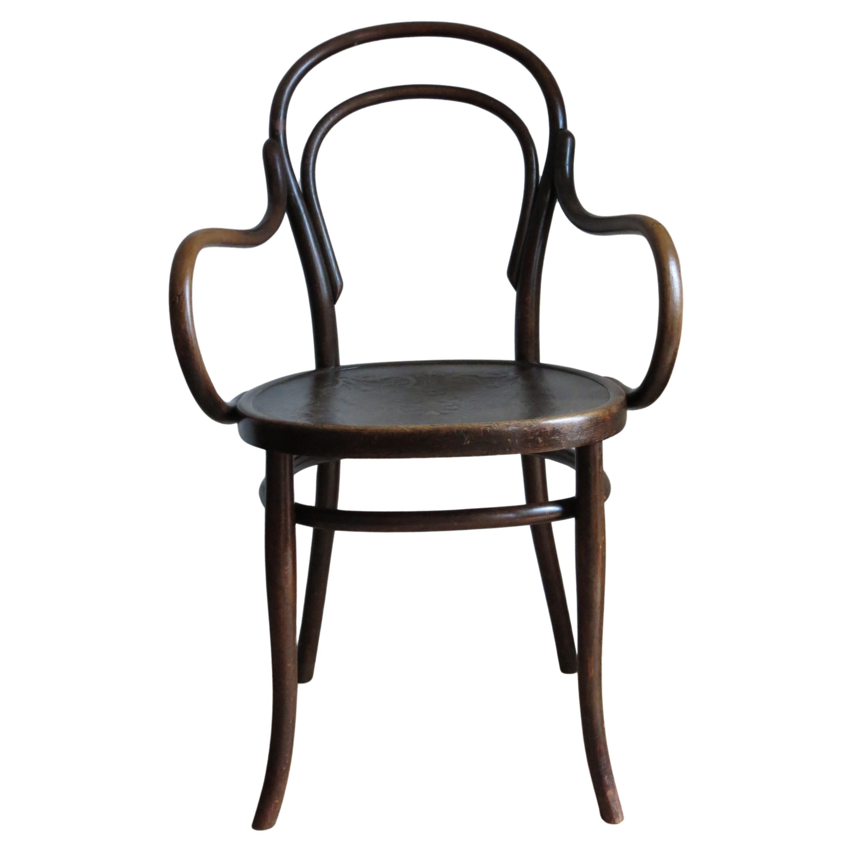 Bentwood Chair with arms Model No 14 Art Nouveau Chair Thonet Austria 1890 For Sale
