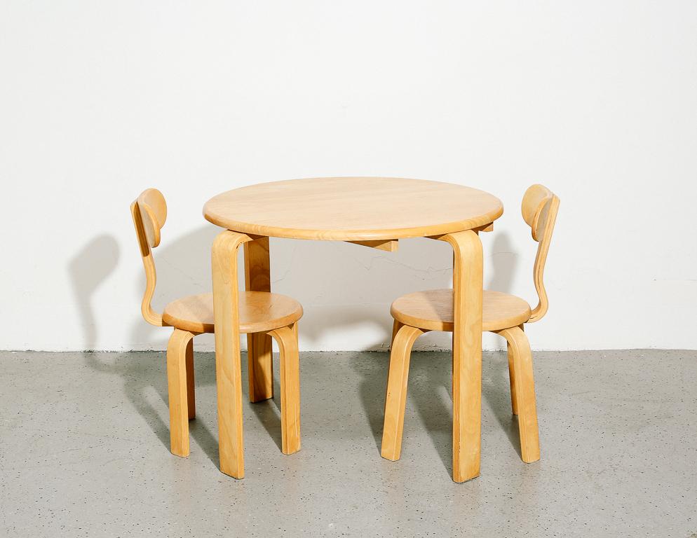 Vieux set de chaises et table en bois courbé pour enfants. 

Les chaises mesurent 14
