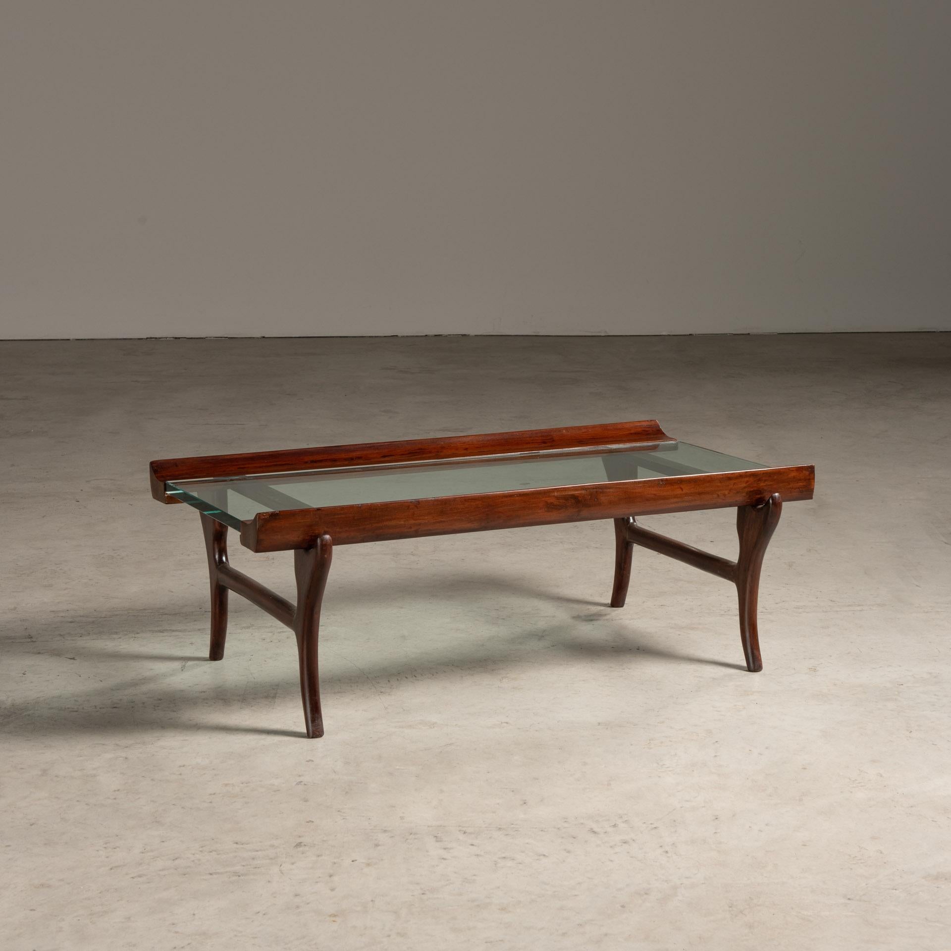 Der von Giuseppe Scapinelli entworfene Mitteltisch ist ein schönes Beispiel für brasilianische Möbel aus der Mitte des Jahrhunderts, die sowohl Eleganz als auch einen ausgeprägten Sinn für Handwerkskunst widerspiegeln. Der Tisch zeichnet sich durch