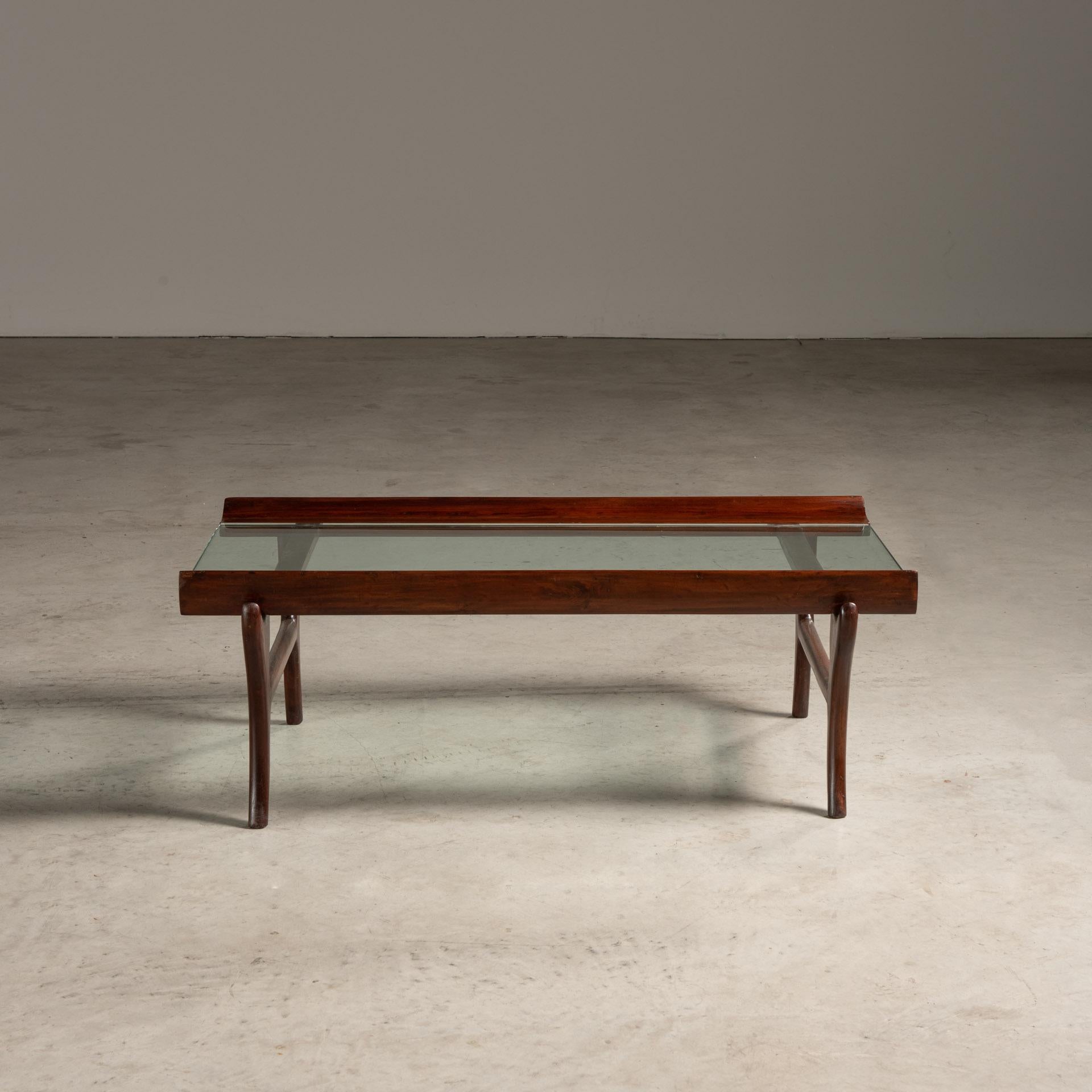 Bentwood Coffee Table, by Giuseppe Scapinelli, Brazilian Mid-Century Design In Good Condition For Sale In Sao Paulo, SP