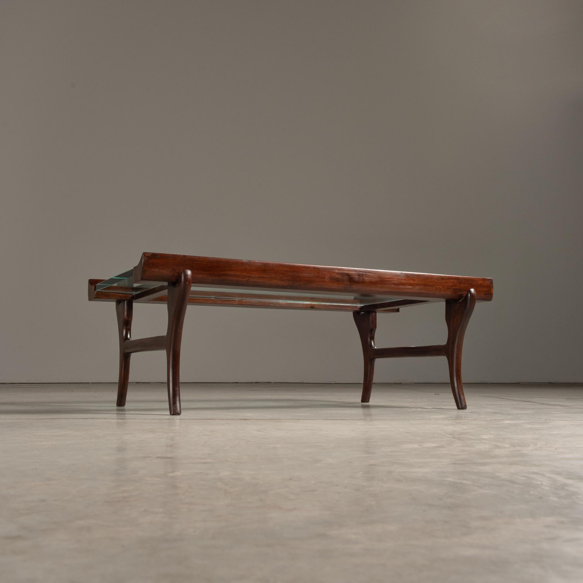 Table basse en bois cintré de Giuseppe Scapinelli, design brésilien du milieu du siècle dernier Bon état - En vente à Sao Paulo, SP