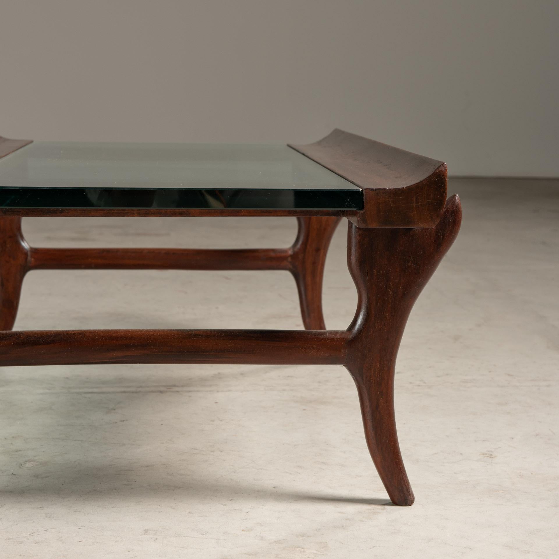 Verre Table basse en bois cintré de Giuseppe Scapinelli, design brésilien du milieu du siècle dernier en vente