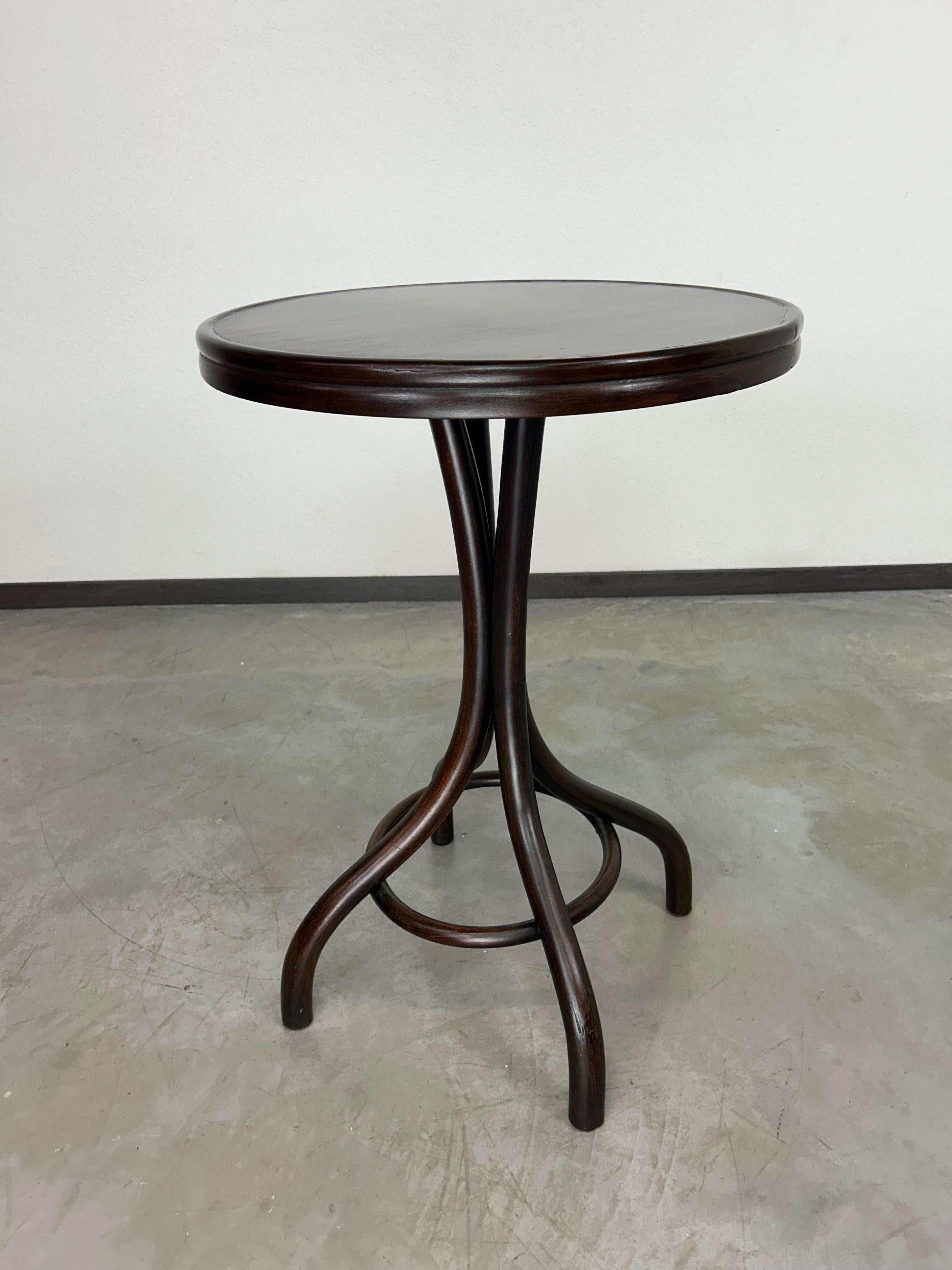 Table basse en bois courbé n° 1 de Thonet. Teinté et repoli par des professionnels.