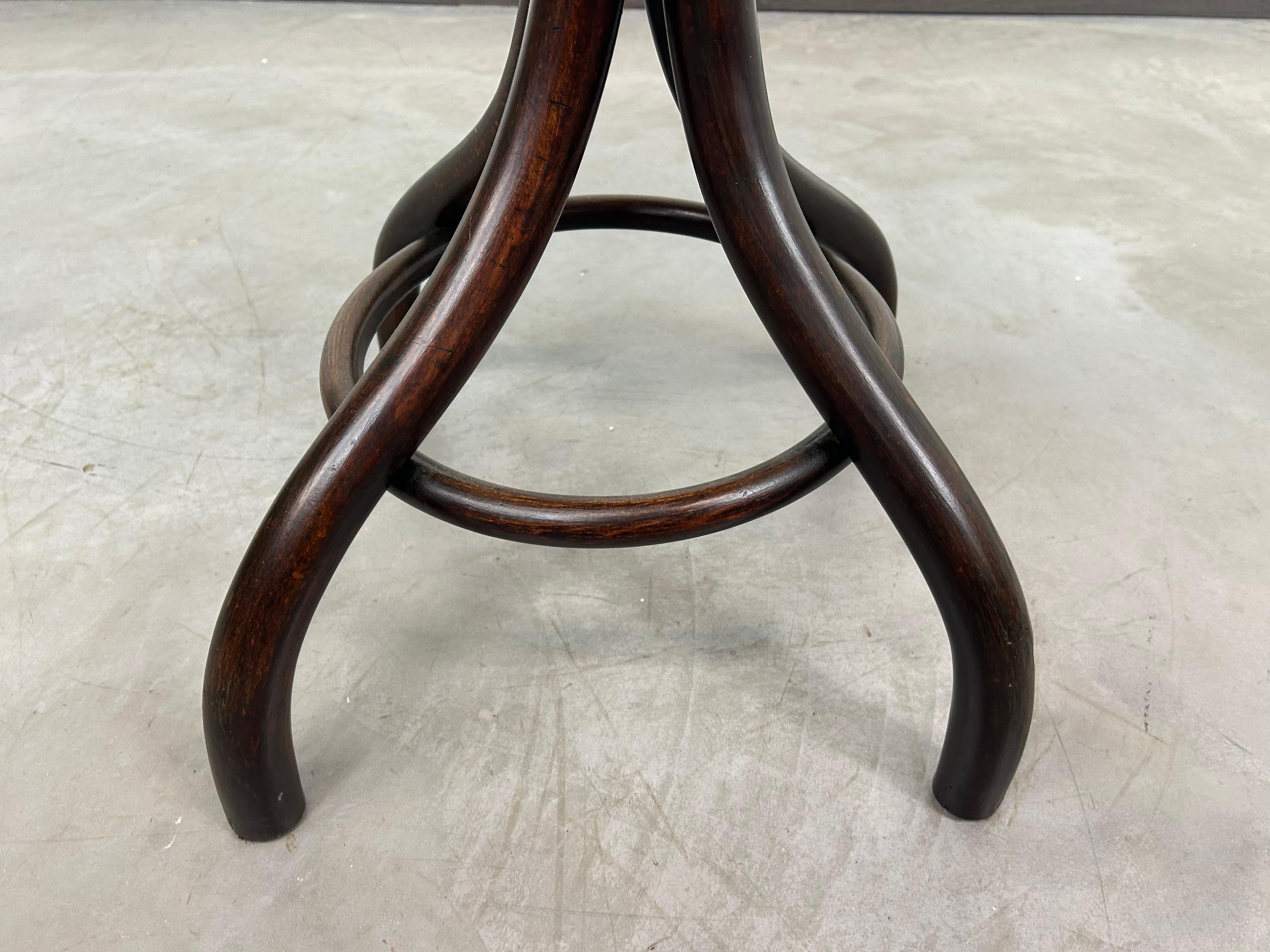 Début du 20ème siècle Table basse n°1 de Thonet en vente