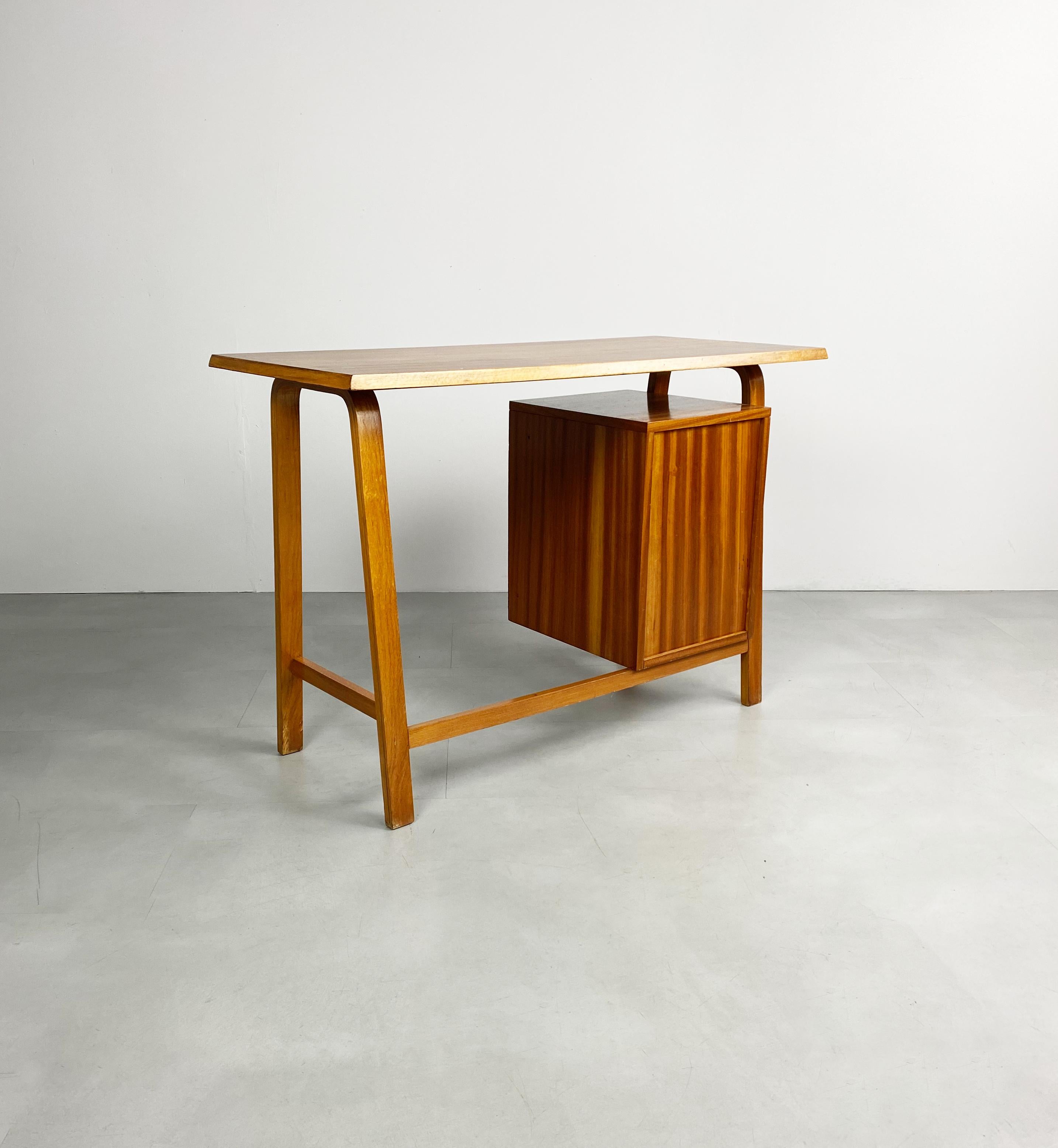 Bentwood Desk by Gordon Russell, England, c.1950 In Good Condition In Surbiton, GB