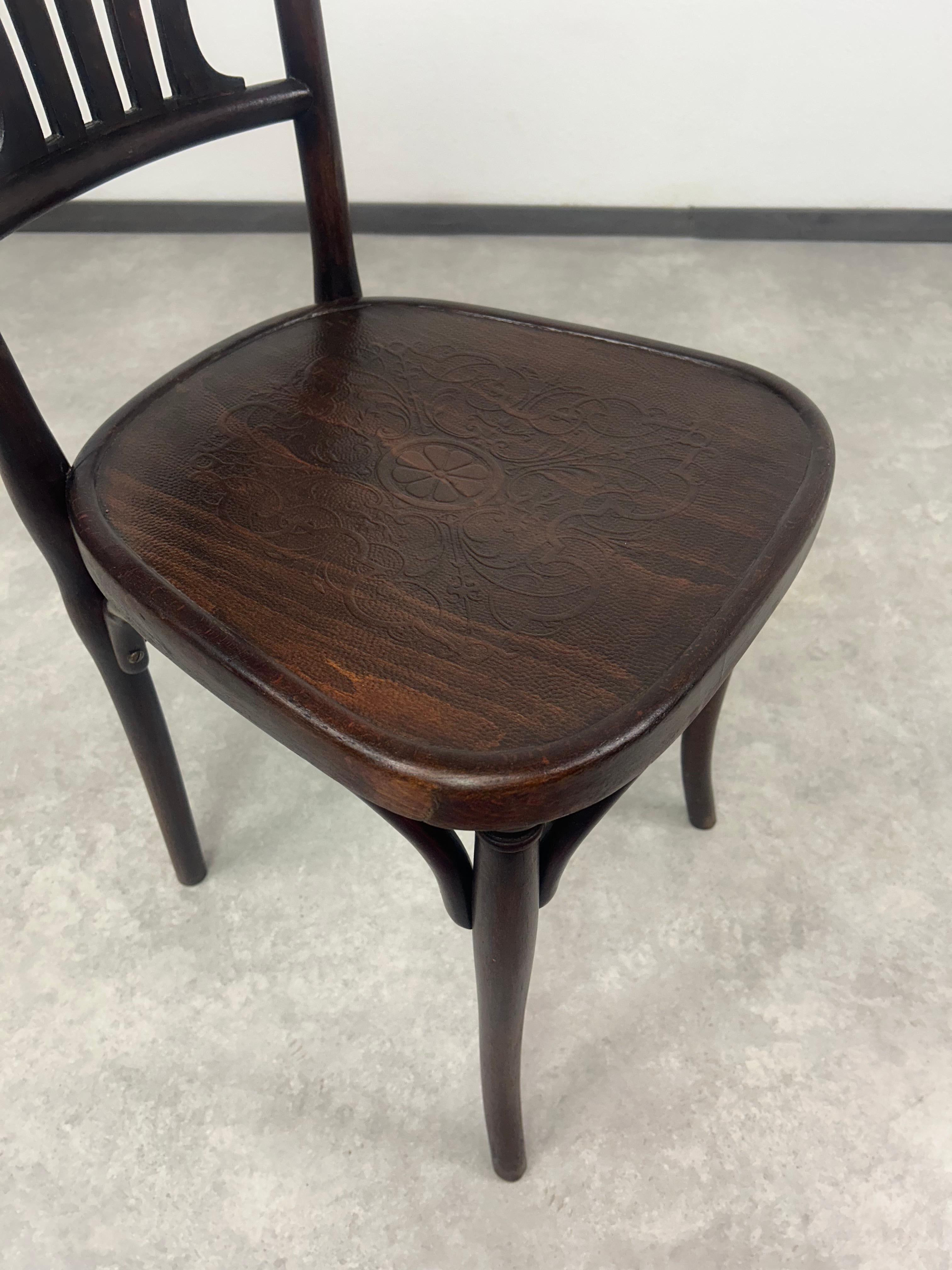 Bentwood dining chair no.228 by Thonet In Excellent Condition For Sale In Banská Štiavnica, SK