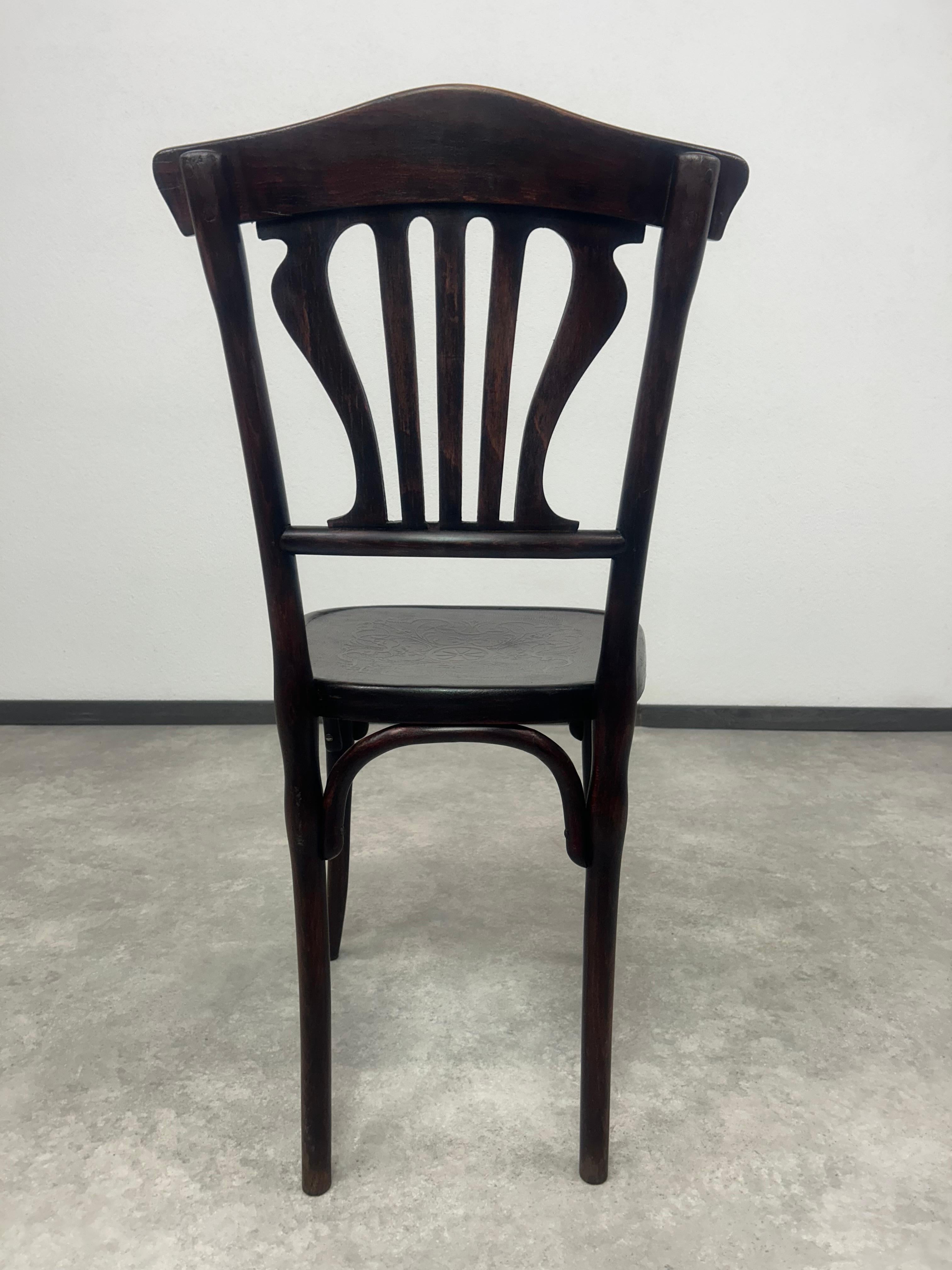 Early 20th Century Bentwood dining chair no.228 by Thonet For Sale