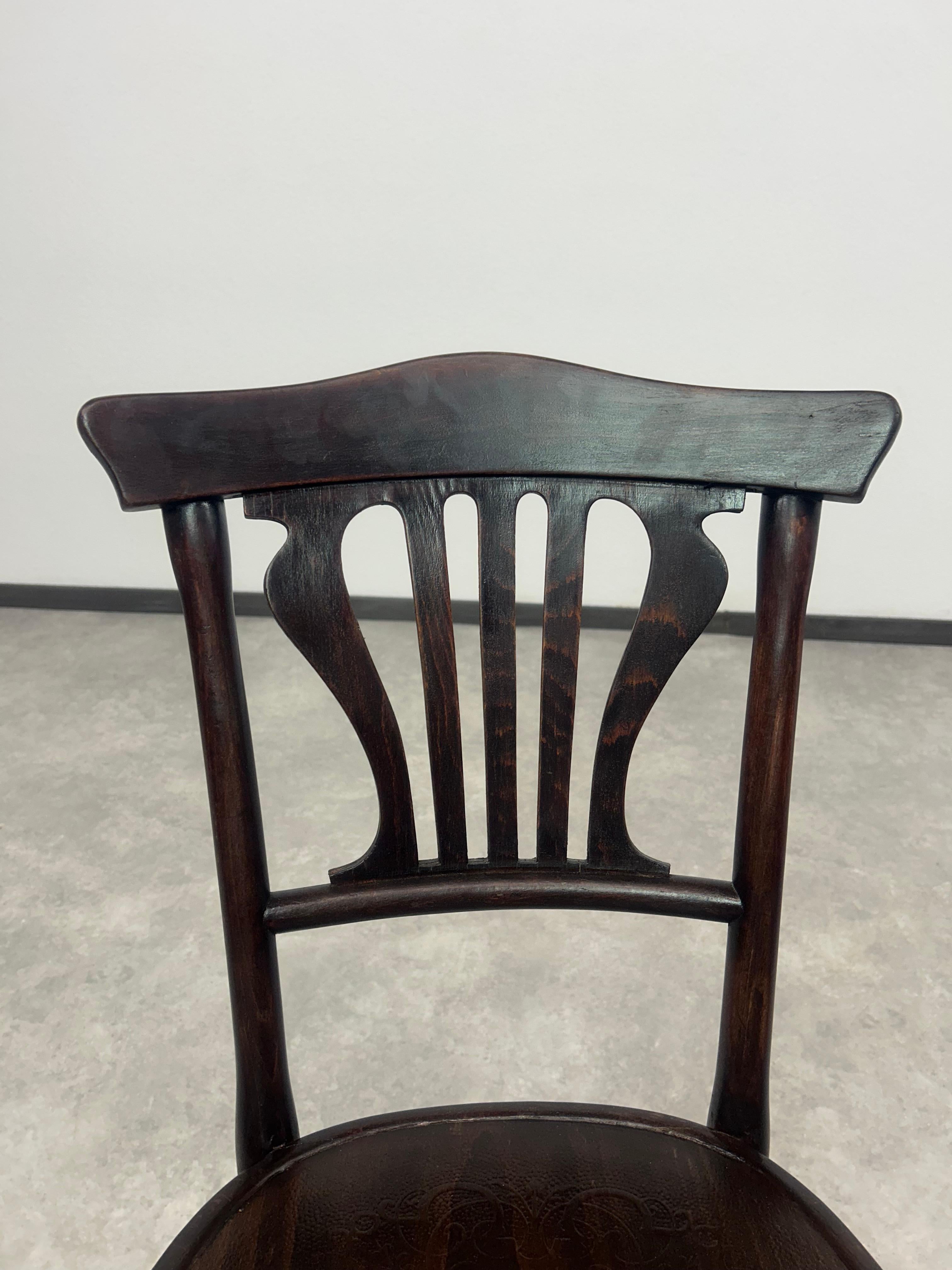 Beech Bentwood dining chair no.228 by Thonet For Sale