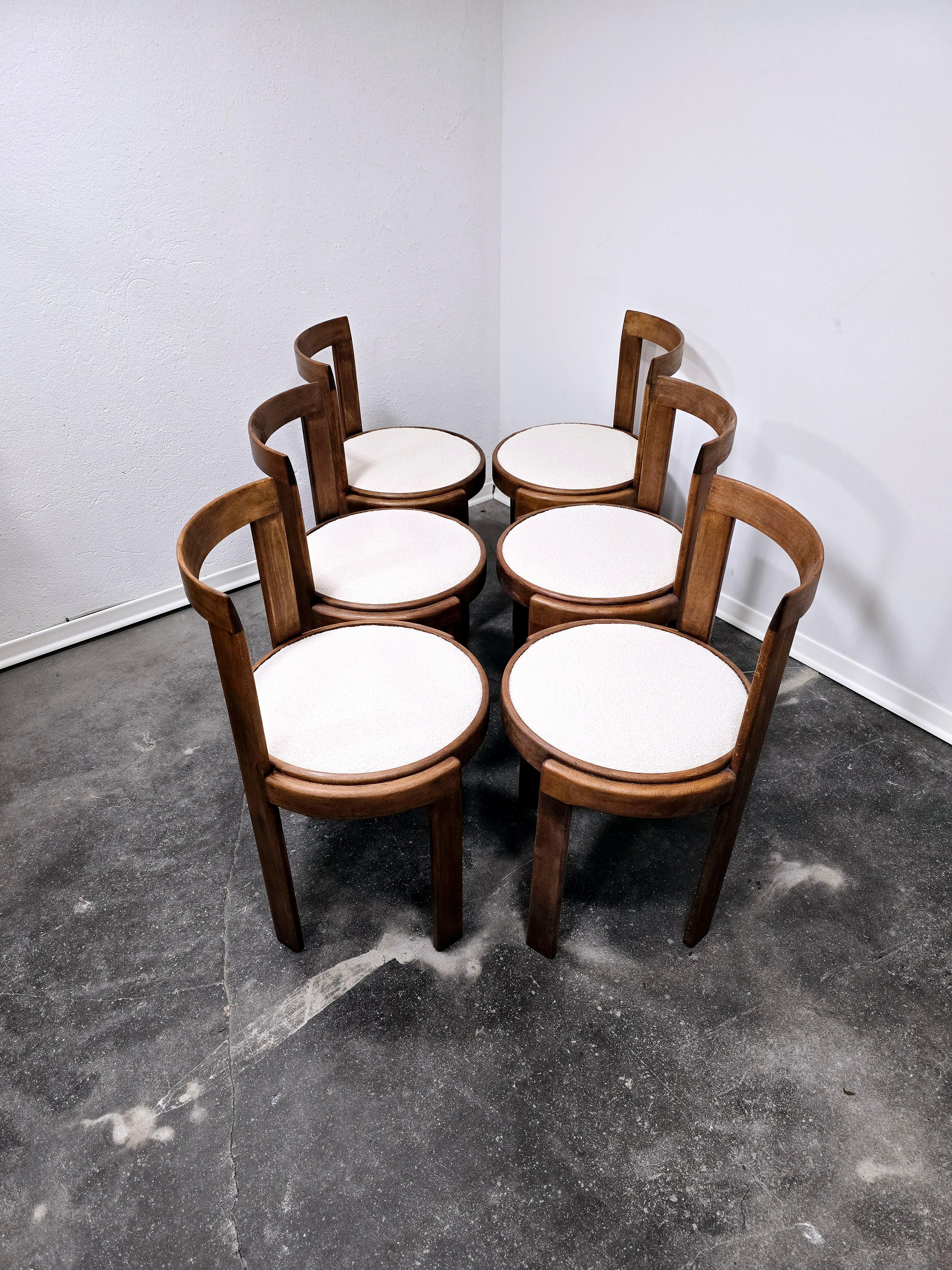 Sedie da pranzo in legno curvato restaurate in legno di frassino e velluto bianco degli anni '60. Set di 6 pezzi. 

Un design fantastico, che permette alle sedie di fluire attraverso la stanza e alle sedute di essere al centro della stanza.

Le