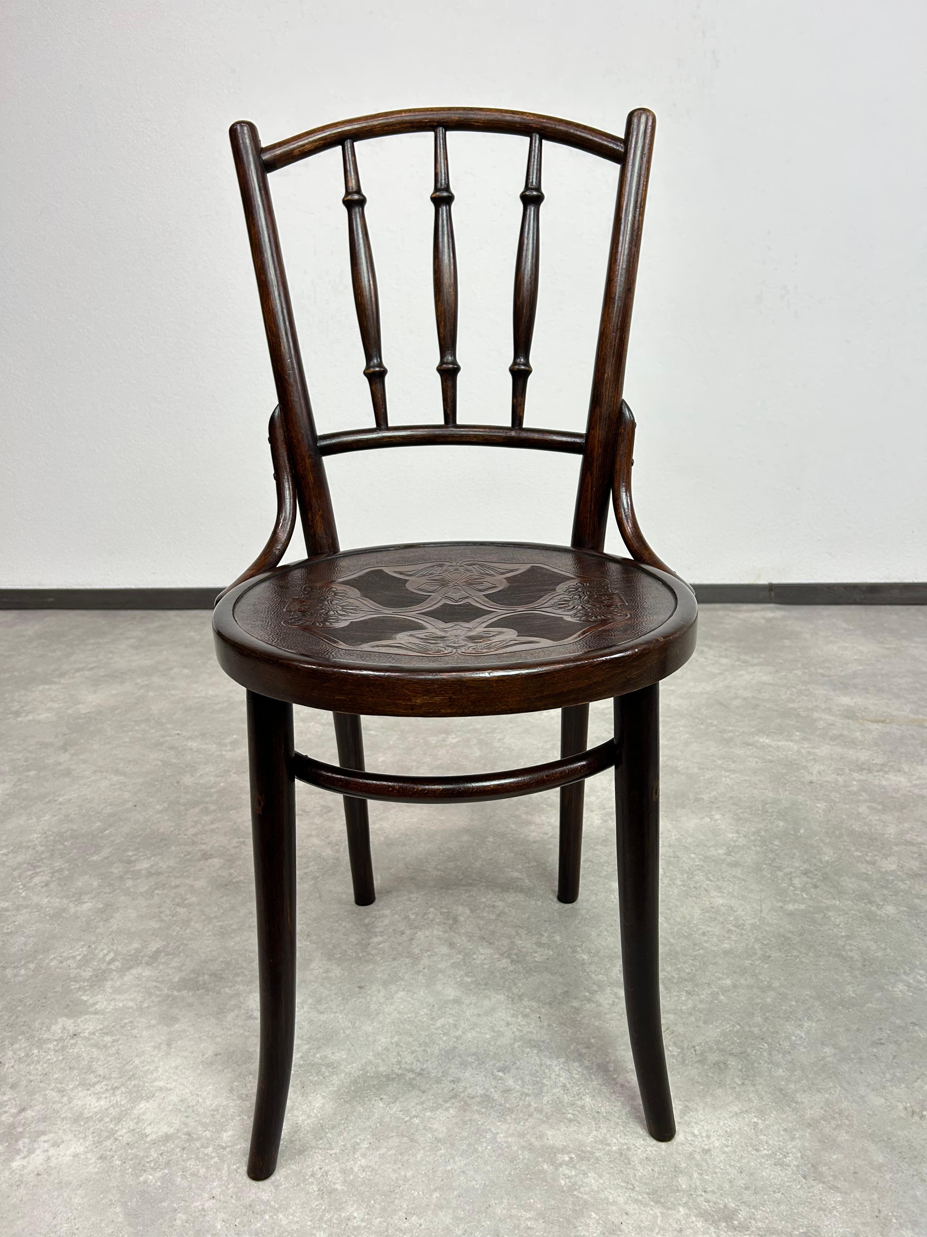 Chaises de salle à manger en bois courbé de Thonet-Mundus. Teinté et repoli par des professionnels. Chaque chaise est différente, mais les sièges sont identiques. 
