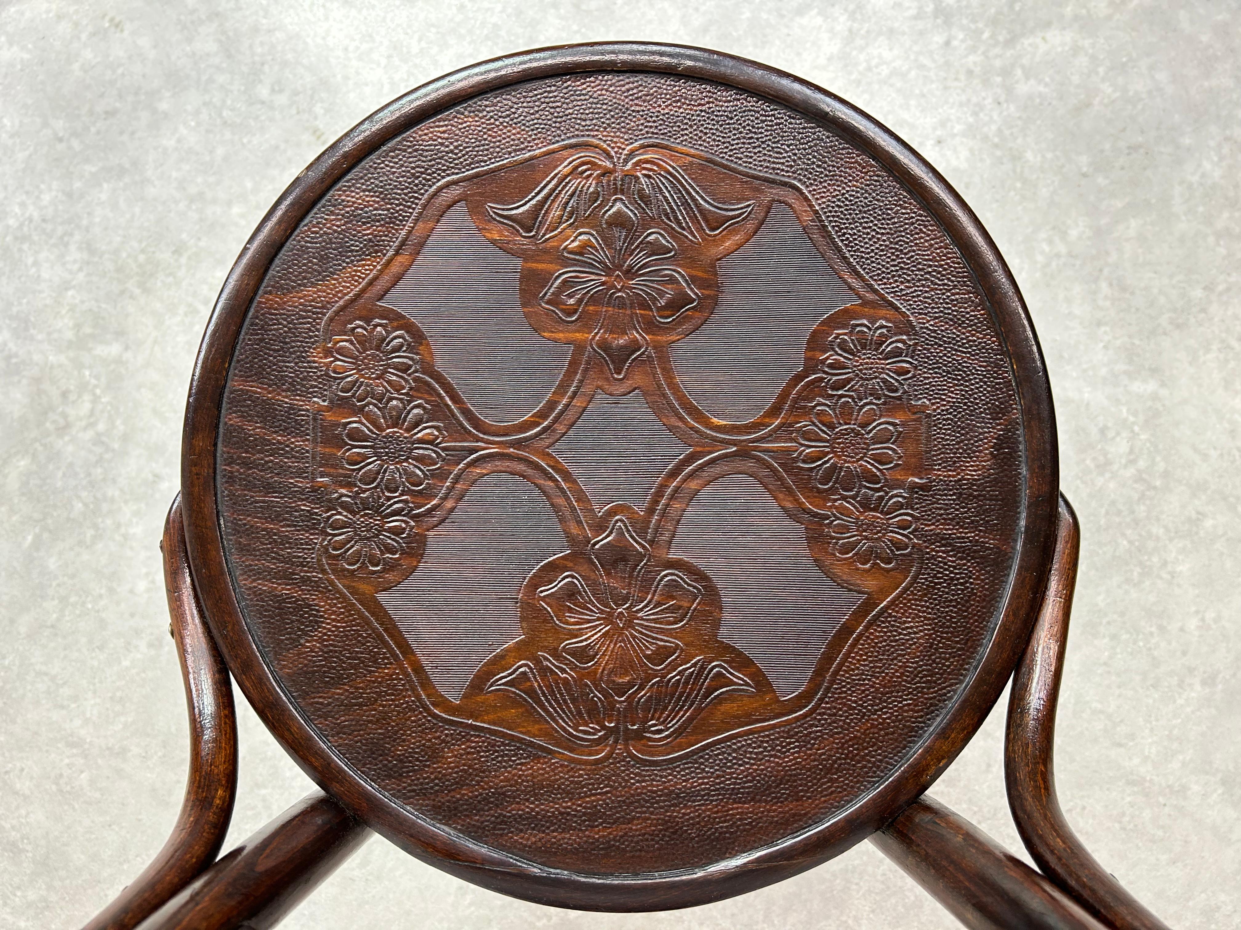 Slovaque  Chaises de salle à manger en bois courbé par Thonet-Mundus en vente