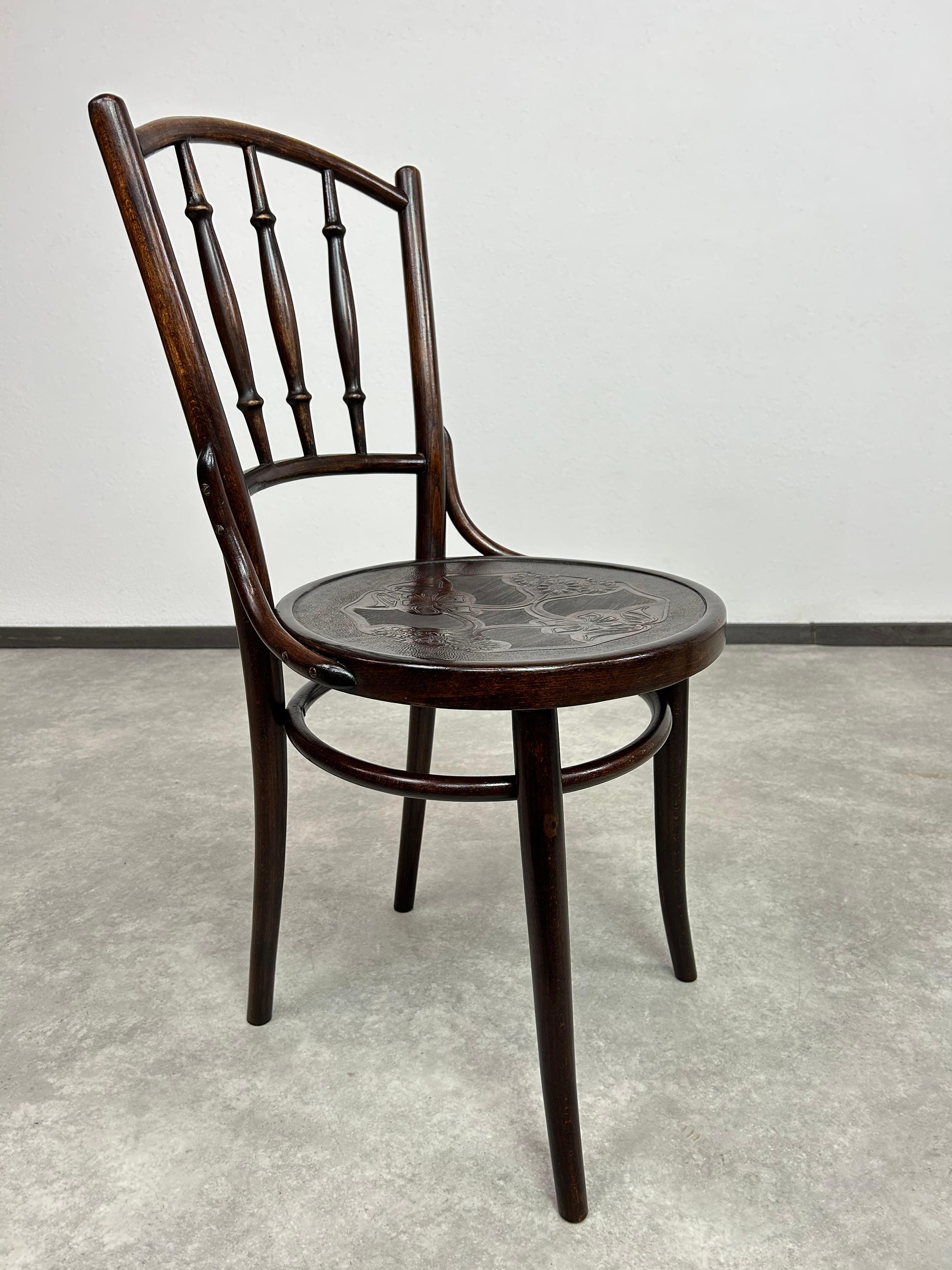 Chaises de salle à manger en bois courbé par Thonet-Mundus Excellent état - En vente à Banská Štiavnica, SK