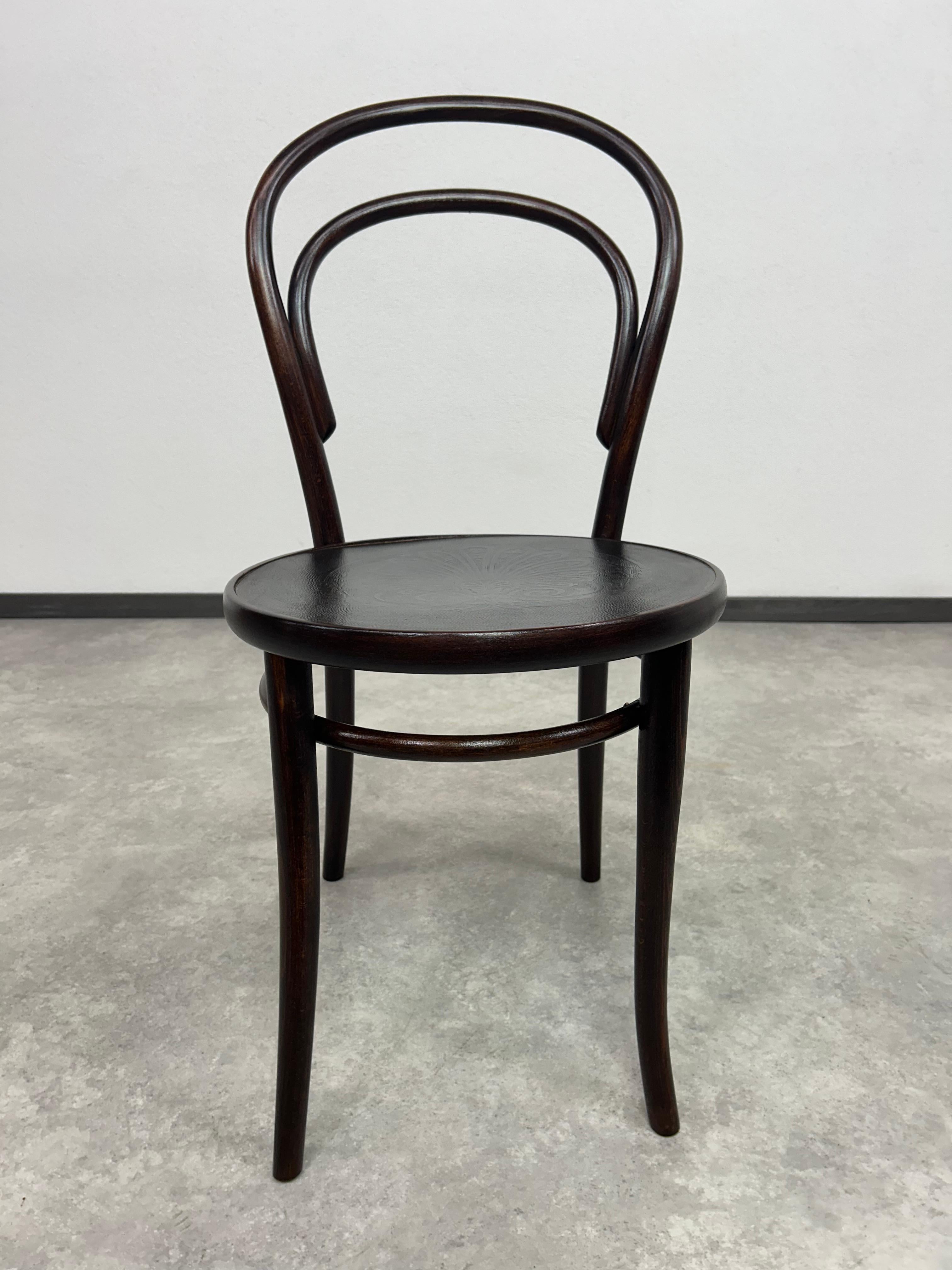Sedie da pranzo in legno curvato n. 14 di Ton Bystřice pod Hostýnem In condizioni ottime in vendita a Banská Štiavnica, SK
