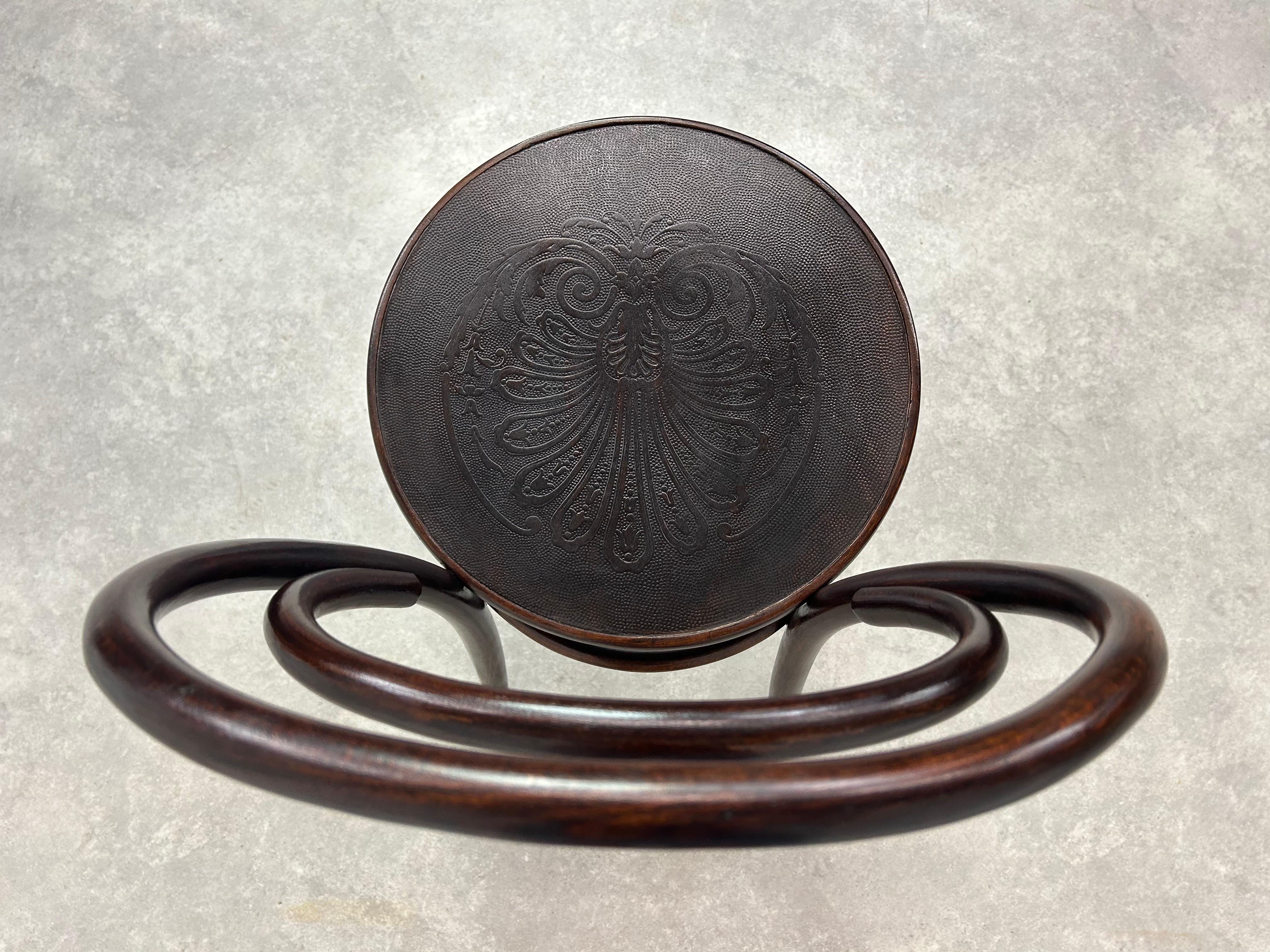 Sedie da pranzo in legno curvato n. 14 di Ton Bystřice pod Hostýnem in vendita 2