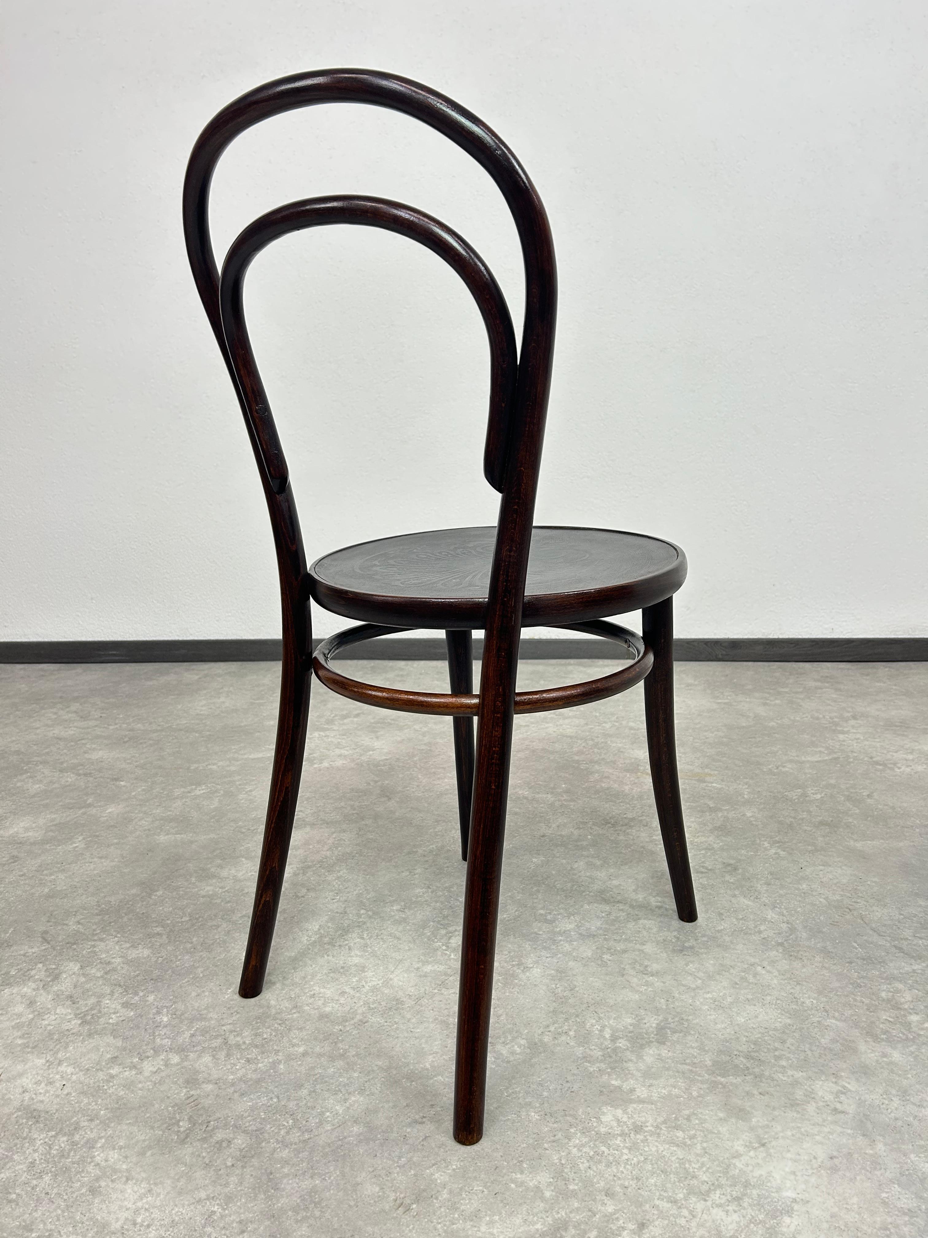 Sedie da pranzo in legno curvato n. 14 di Ton Bystřice pod Hostýnem in vendita 3