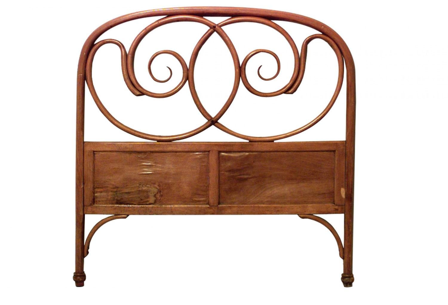 Lit jumeau en bois de hêtre blond (19/20e siècle) à double volute ouverte (comprend : tête de lit, pied de lit, barrières). (Taille irrégulière, vérifier les mesures).