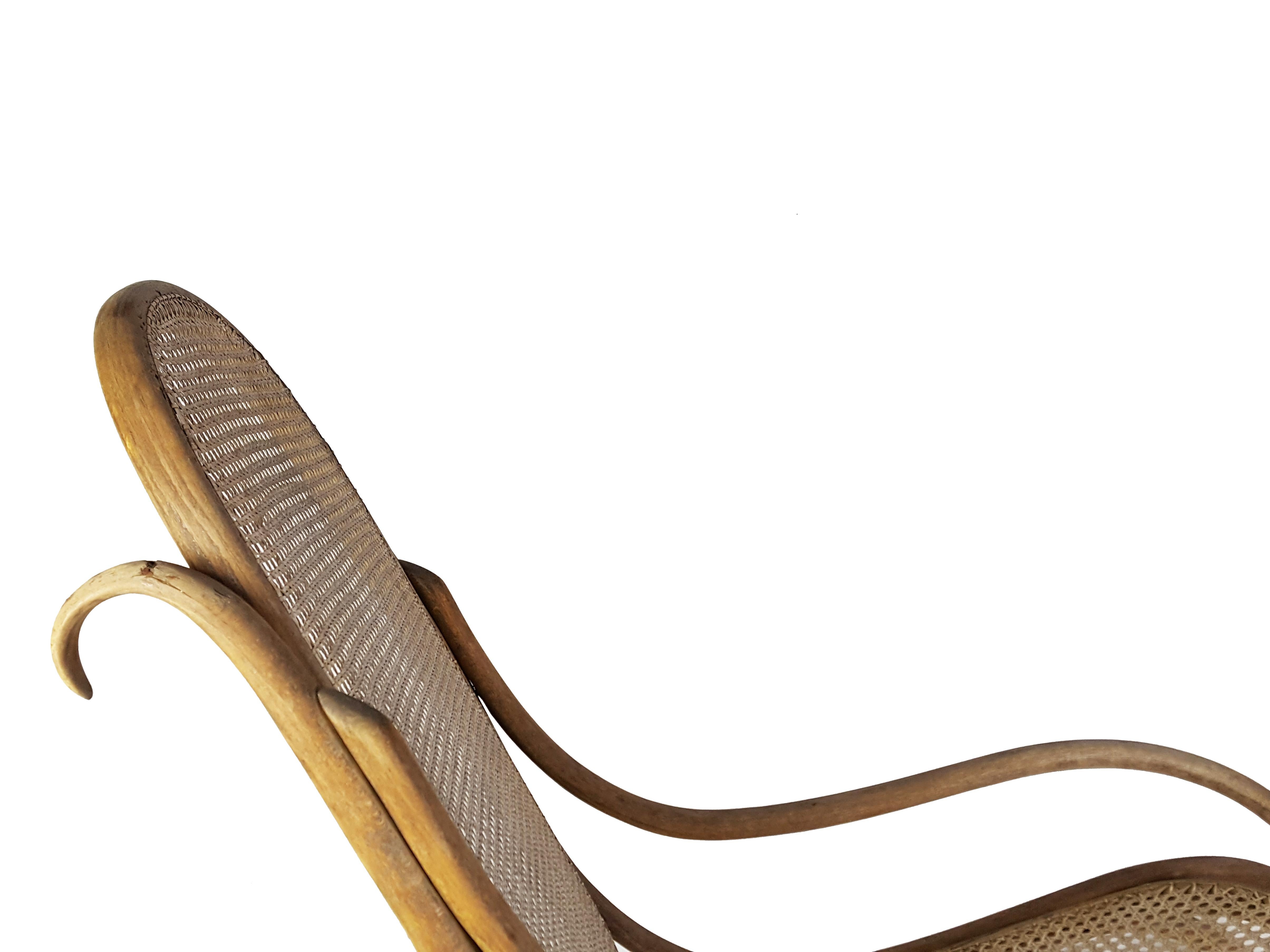 Schaukelstuhl aus Bugholz und Stroh, hergestellt von Mondus im frühen 20. Jahrhundert.
Der Sessel ist vollständig und trägt das originale Label des Herstellers: 
