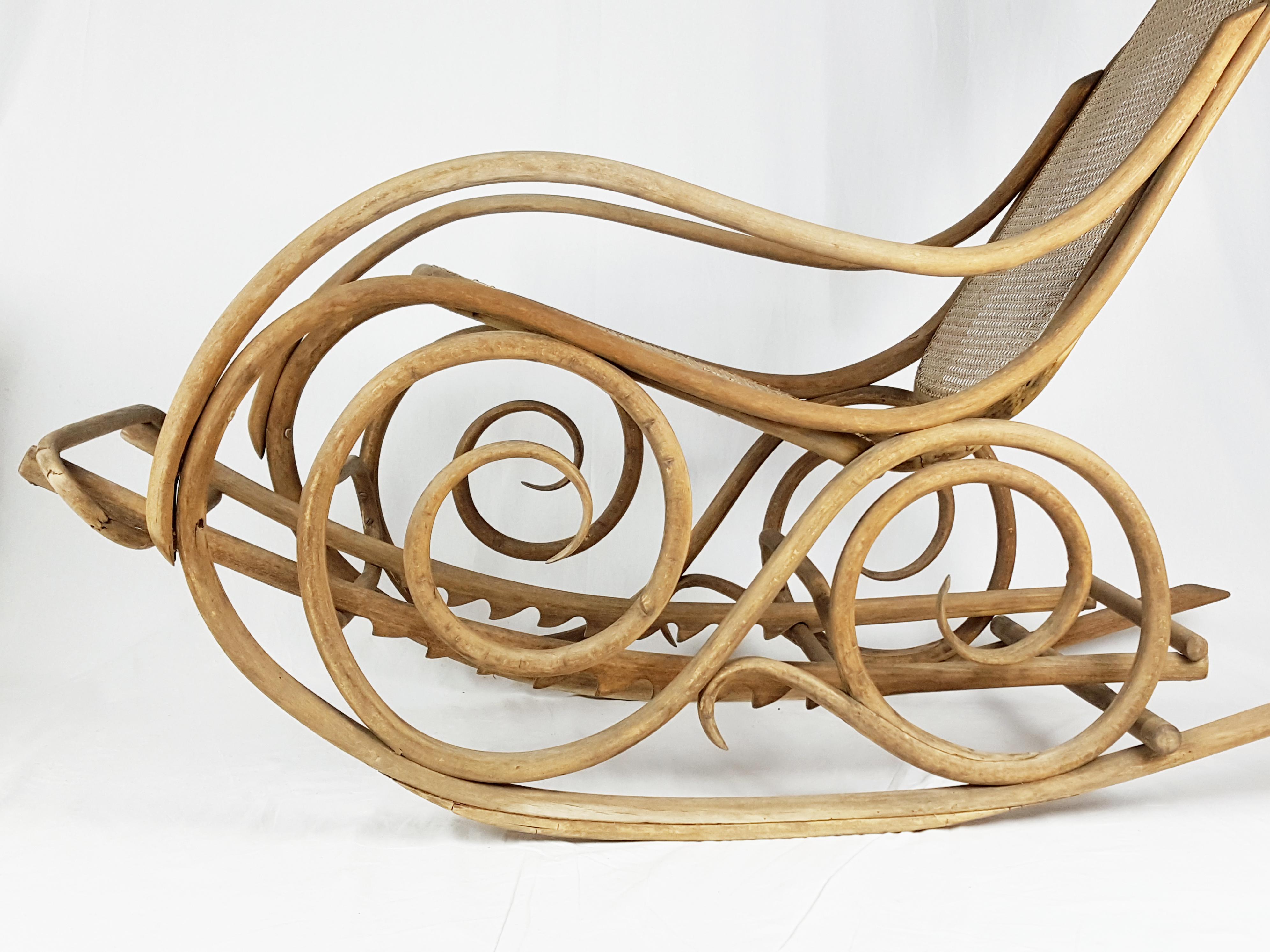 Art nouveau Chaise à bascule du début des années 1900 produite par Mundus, Budapest en vente