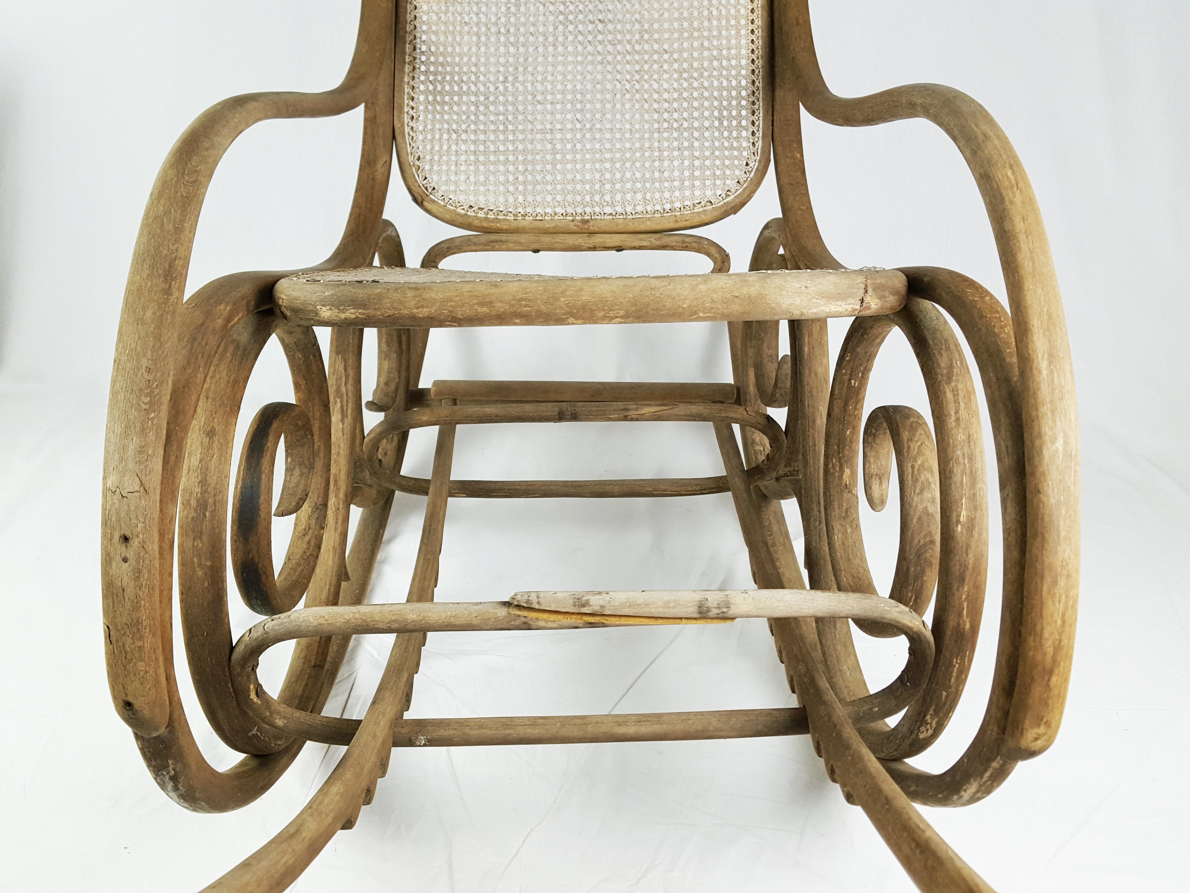 Paille Chaise à bascule du début des années 1900 produite par Mundus, Budapest en vente