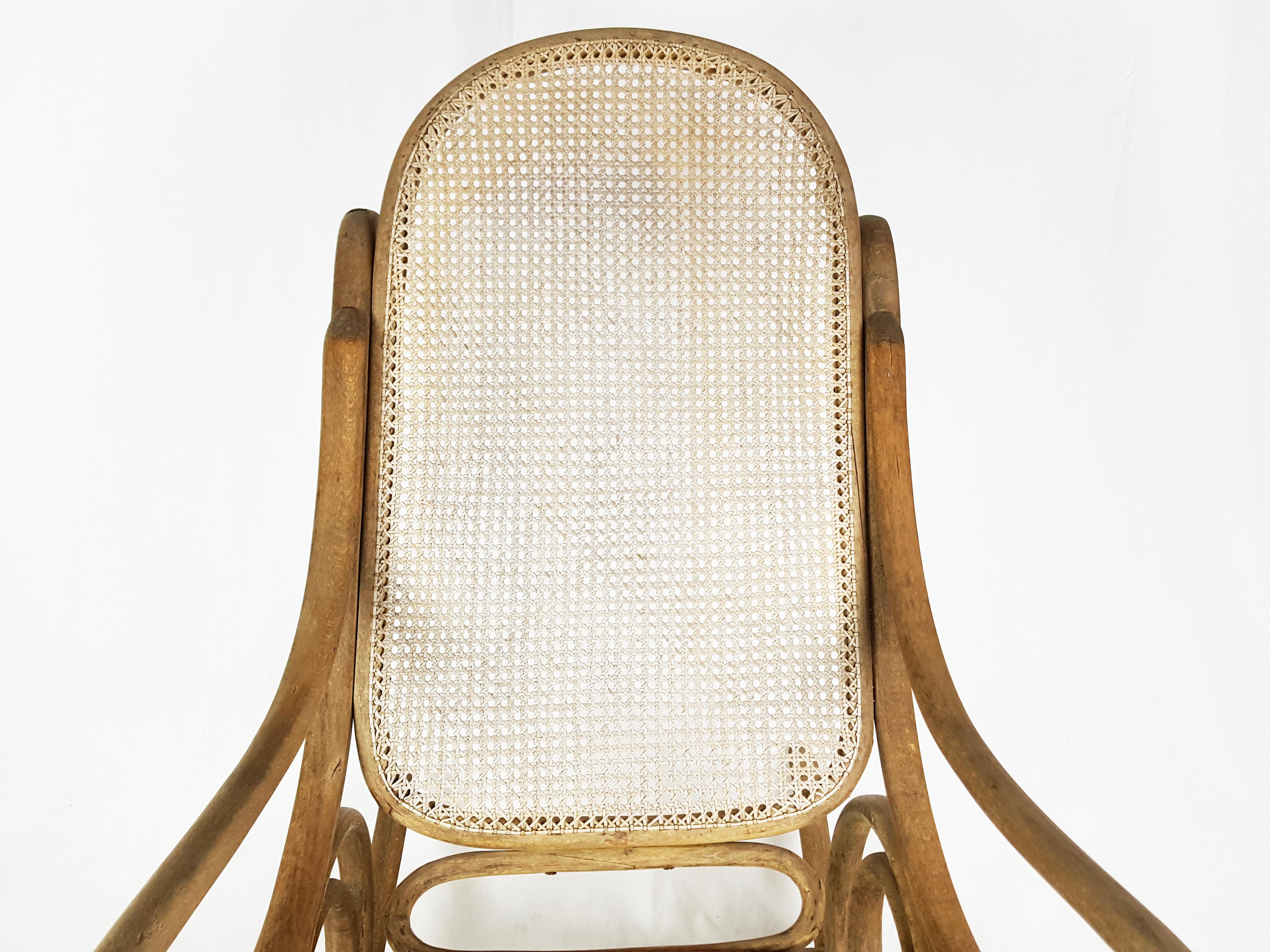 Bentwood Early 1900s Rocking Chair Produced by Mundus, Budapest In Fair Condition For Sale In Varese, Lombardia