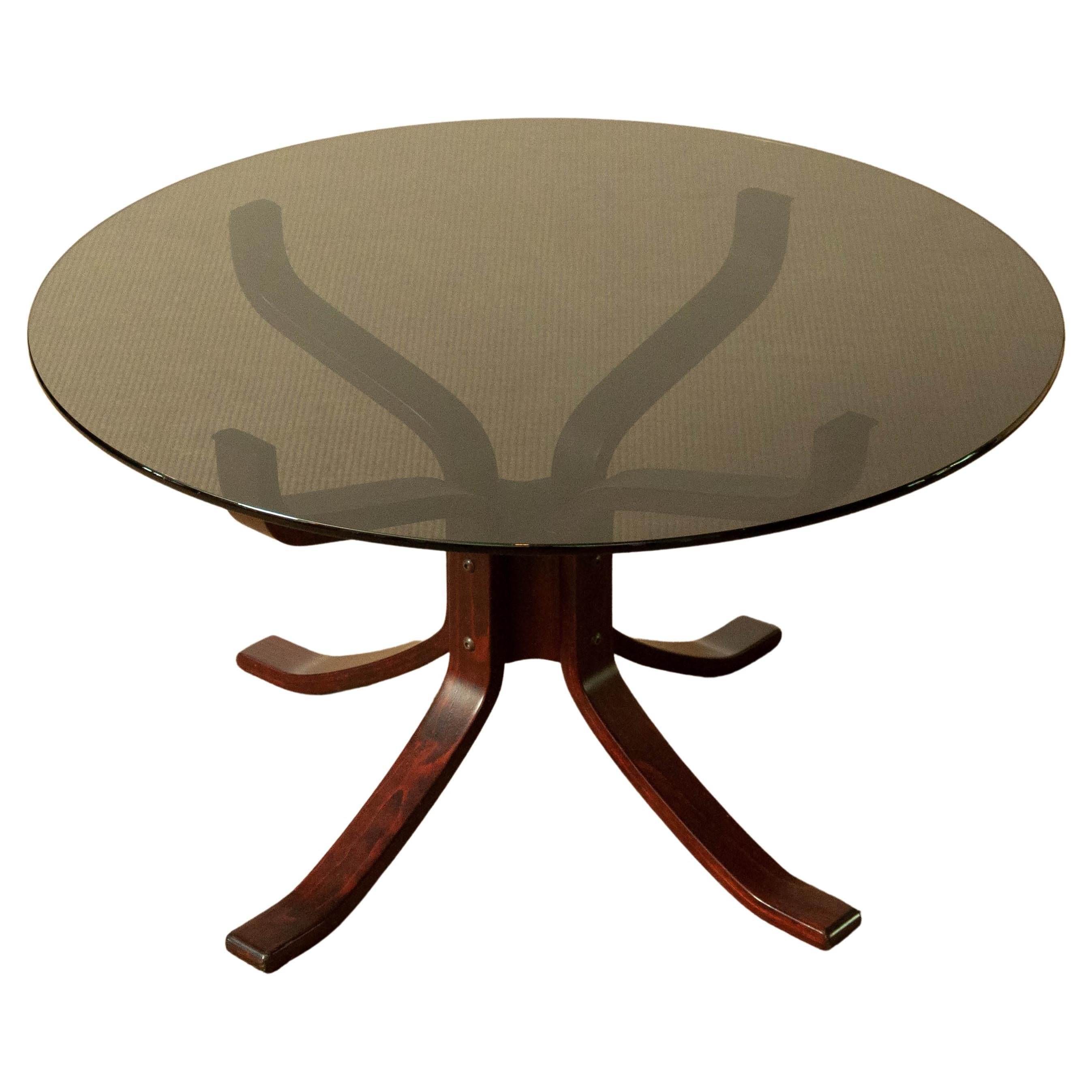 Table basse en bois courbé et verre fumé circulaire Sigurd Ressell pour Vatne