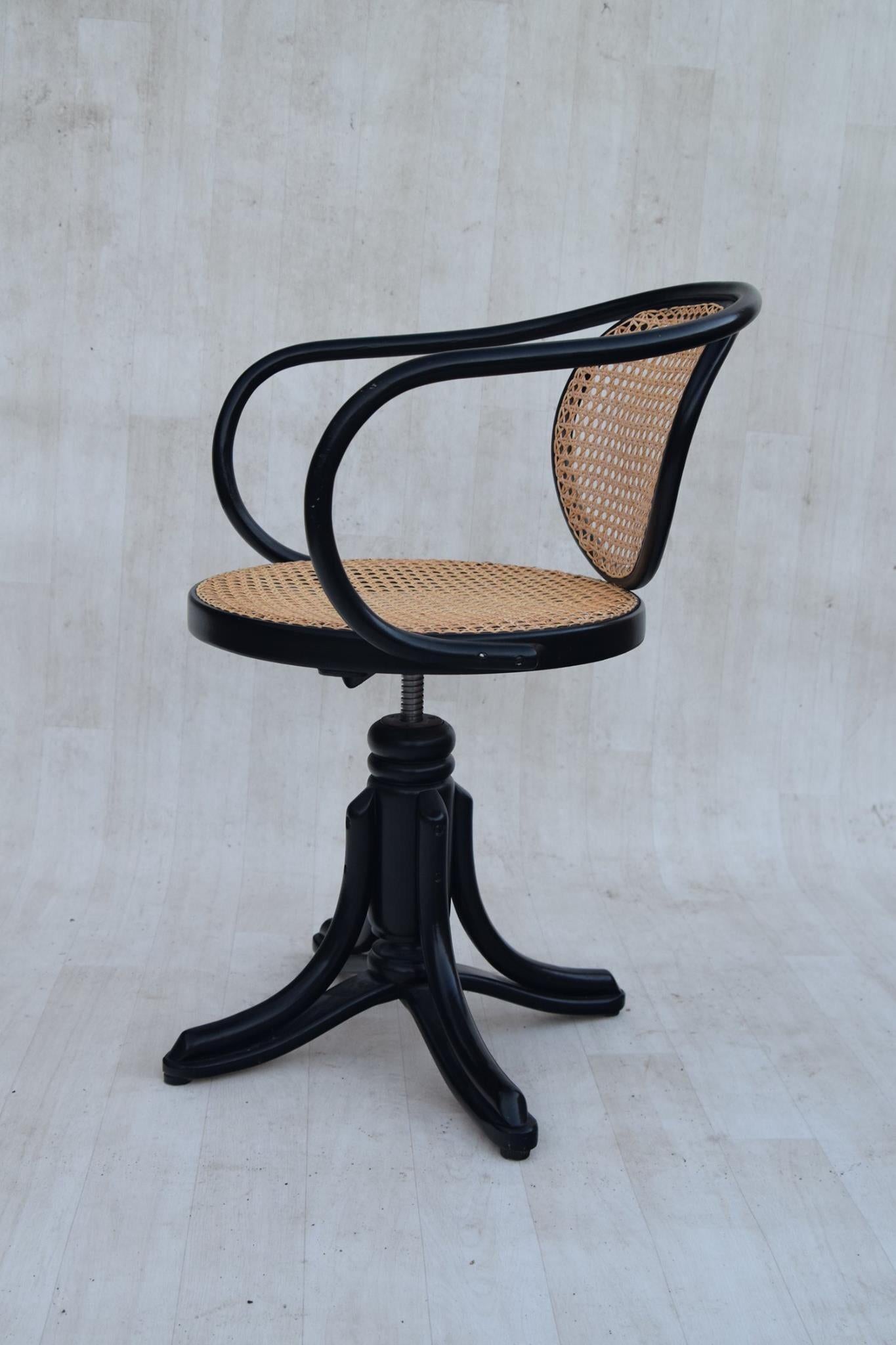 Thonet Schreibtischdrehstuhl aus Bugholz von ZPM Radomsko in schwarzem Lack und Rattangeflecht, hergestellt in Polen. Dieser schöne Stuhl ist in gutem Vintage-Zustand, mit Abnutzung an allen richtigen Stellen. Er ist schwenkbar und höhenverstellbar.