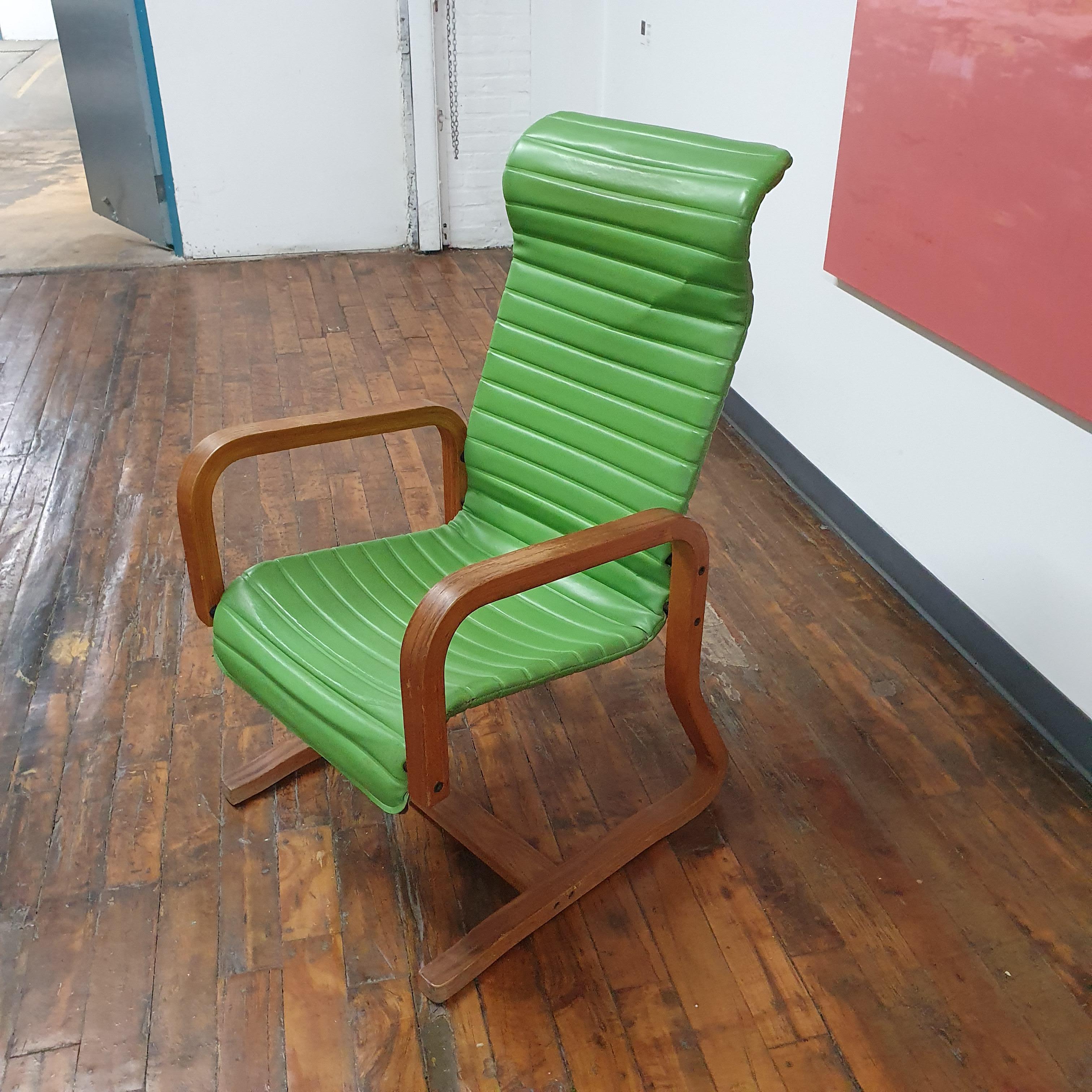 Bentwood Lounge Chair by Thonet In Good Condition In Philadelphia, PA