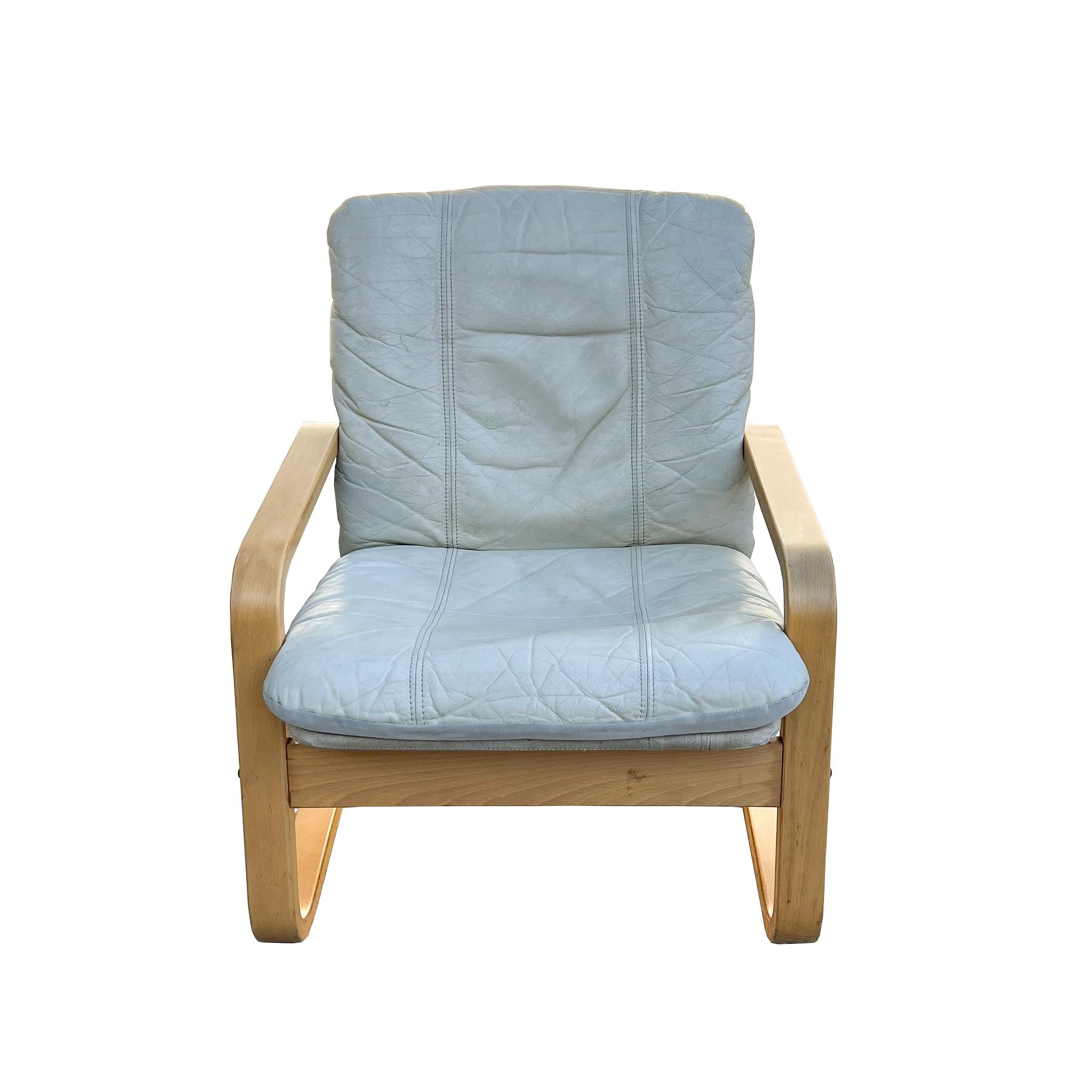 Erleben Sie die Verschmelzung von Stil und Komfort mit unseren Vintage-Loungesesseln aus Bugholz. Mit ihrem unverwechselbaren Freischwingerdesign bieten diese Stühle eine bemerkenswerte Sitzgelegenheit, die jeden Wohnbereich perfekt ergänzt.

Jeder